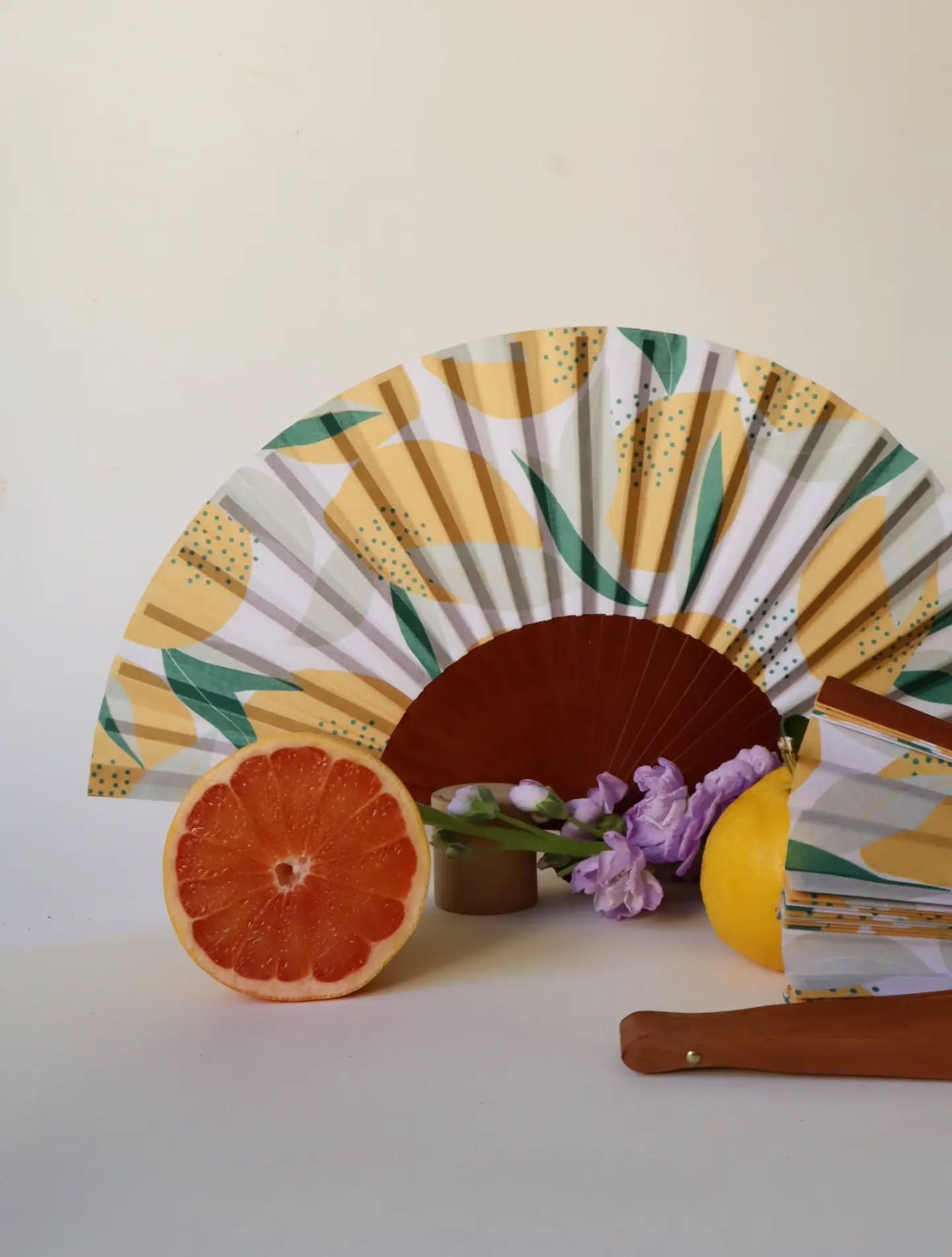 Que calor que calor! L'éventail l'accessoire indispensable avec ces chaleurs non?
On a même redessiné votre éventail favori 😉
.
.
.
#poussiereredesrues #fan #eventail #summer