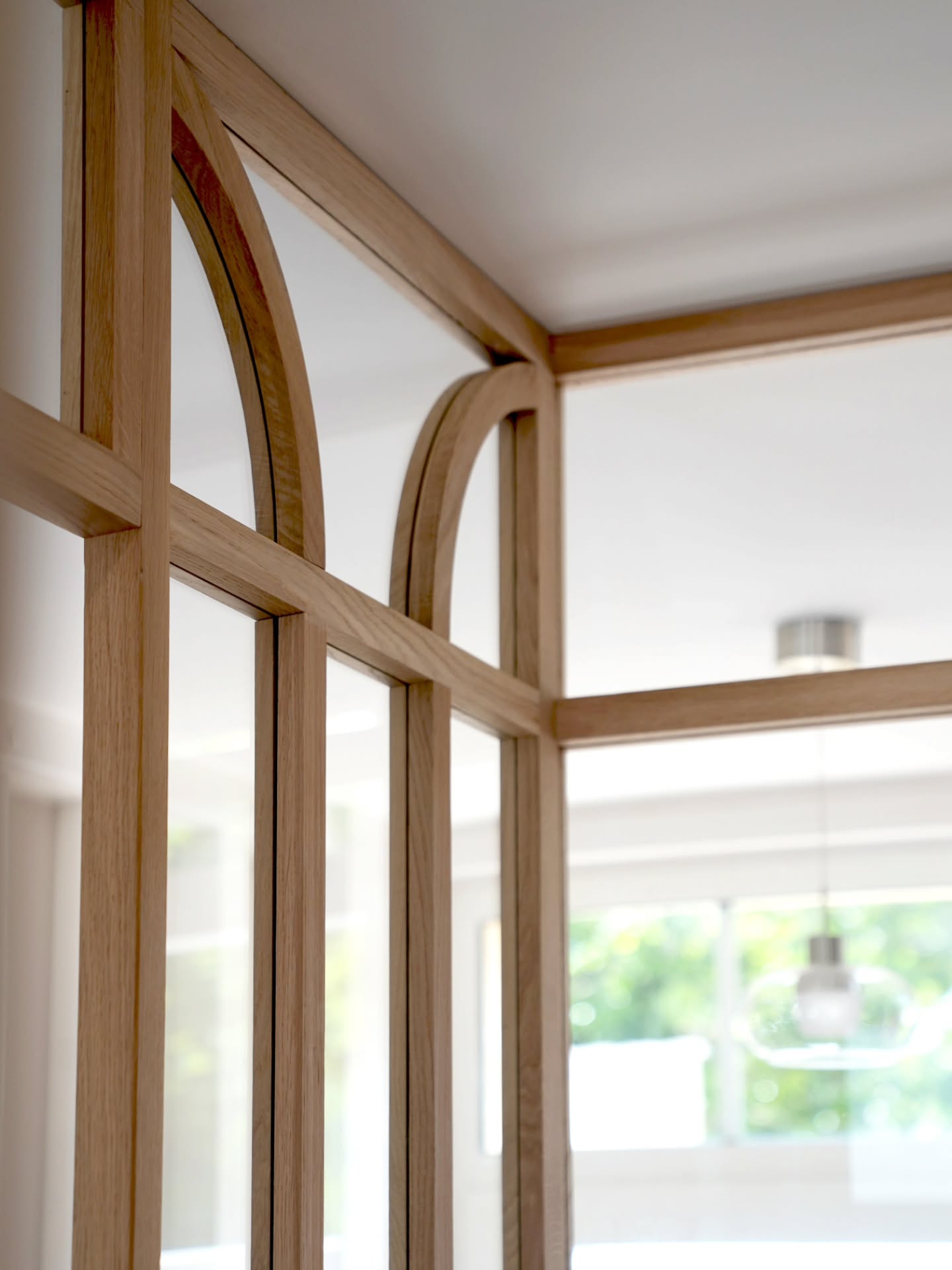 Shooting du projet Luc (suite)
Verrière sur mesure en chêne design @gallishop fabrication @lesbriques.co
Elle permet de marquer l'espace cuisine tout en gardant l'ouverture sur le salon et la luminosité.
#architecteinterieur
#cuisine #renovation #verriere #chantier