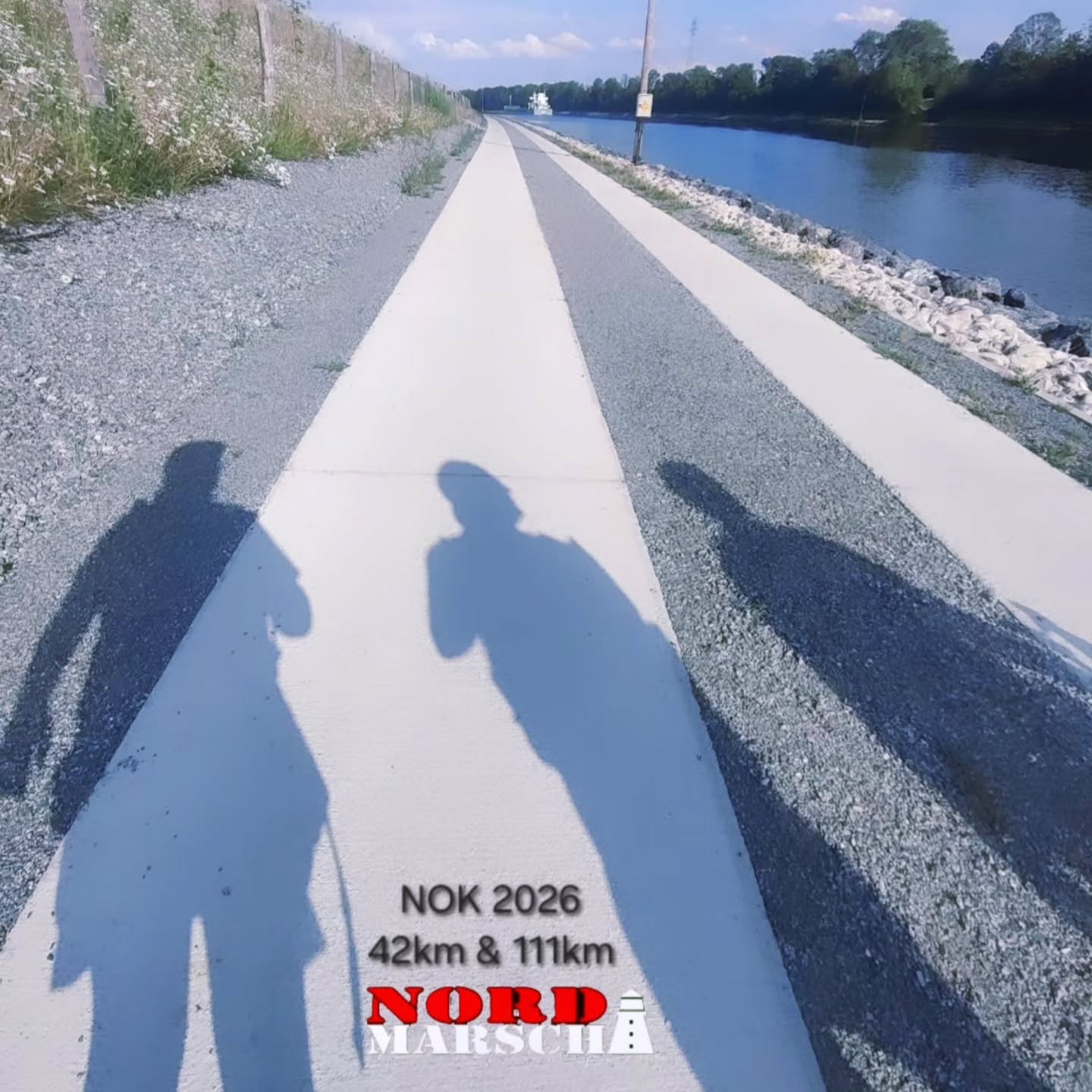 NORD-OSTSEE-KANAL 2026...
NORD-OSTSEE-KANAL DIE 3️⃣...
...DIE GRÖßTE HERAUSFORDERUNG VON NORD-MARSCH
@nordmarsch 2026!
D A S WAR DAS KRASSESTE E V E R!
Nicht nur die An-& Abreise ist eine Challenge, die Strecke sowieso - wir dachten, der letzte Marsch am NOK 2022 sei nicht zu toppen, auch in Bezug auf extreme Wetterverhältnisse nicht, das war er, aber richtig!
Wir sind stolz auf jeden von Euch der am Freitag bzw. Samstag an den Start gegangen ist, um nach langer Pause wegen Bau- & Wegearbeiten, den berühmt-berüchtigten Nord-Ostsee-Kanal zu bezwingen.
Wir sind stolz auf jeden Kilometer von Euch, egal ob Kiel das Ziel wurde oder nicht und das dürft Ihr auch sein!
Wir sind aber auch stolz auf alle, die dazu beigetragen haben, dass das Event überhaupt "läuft" und die teilweise bis zu 3 Tage & 2 Nächte mit ganz viel Herz im Einsatz waren.
Deswegen melden wir uns im Laufe des Tages nochmal, wir sind auch heute noch irgendwie mitten im Event, schlafen erstmal, sind noch auf dem Weg nach Hause oder sogar schon wieder auf der Arbeit und ausgepackt & aufgeräumt werden muß auch noch richtig werden, Oldenburg steht ja in
2 Wochen vor der Tür!
Dann machen wir uns auch zusammen Gedanken, ob wir dem Nord-Ostsee-Kanal und auch dem Schleswig-Holstein Wetter eine weitere Chance geben und der
"Marsch zwischen den Meeren" legendär wird.
Wir bedanken uns ganz herzlich bei allen Beteiligten, die am Wochenende auf und neben der Strecke waren und dieses Event zu einem unglaublich Kapitel in der neunjährigen Geschichte von Nord-Marsch gemacht haben!
Eure 30 Mädels & Jungs von Nord-Marsch, den family&friends und allen Helfern vom Wochenende! ❤️
#nordostseekanal #42km #111km #krasskrasseramkrassesten #ichwardabei