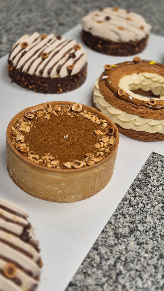 Vanille 🤍
Selon les variétés, l’infusion et le travail du produit, cet ingrédient magique peut révéler des saveurs totalement différentes.
Alors j’essaie de lui rendre hommage en l’utilisant jusqu’au bout de ses capacités !
#vanille #vanissa #flan #PatisserieFrançaise #patisserie