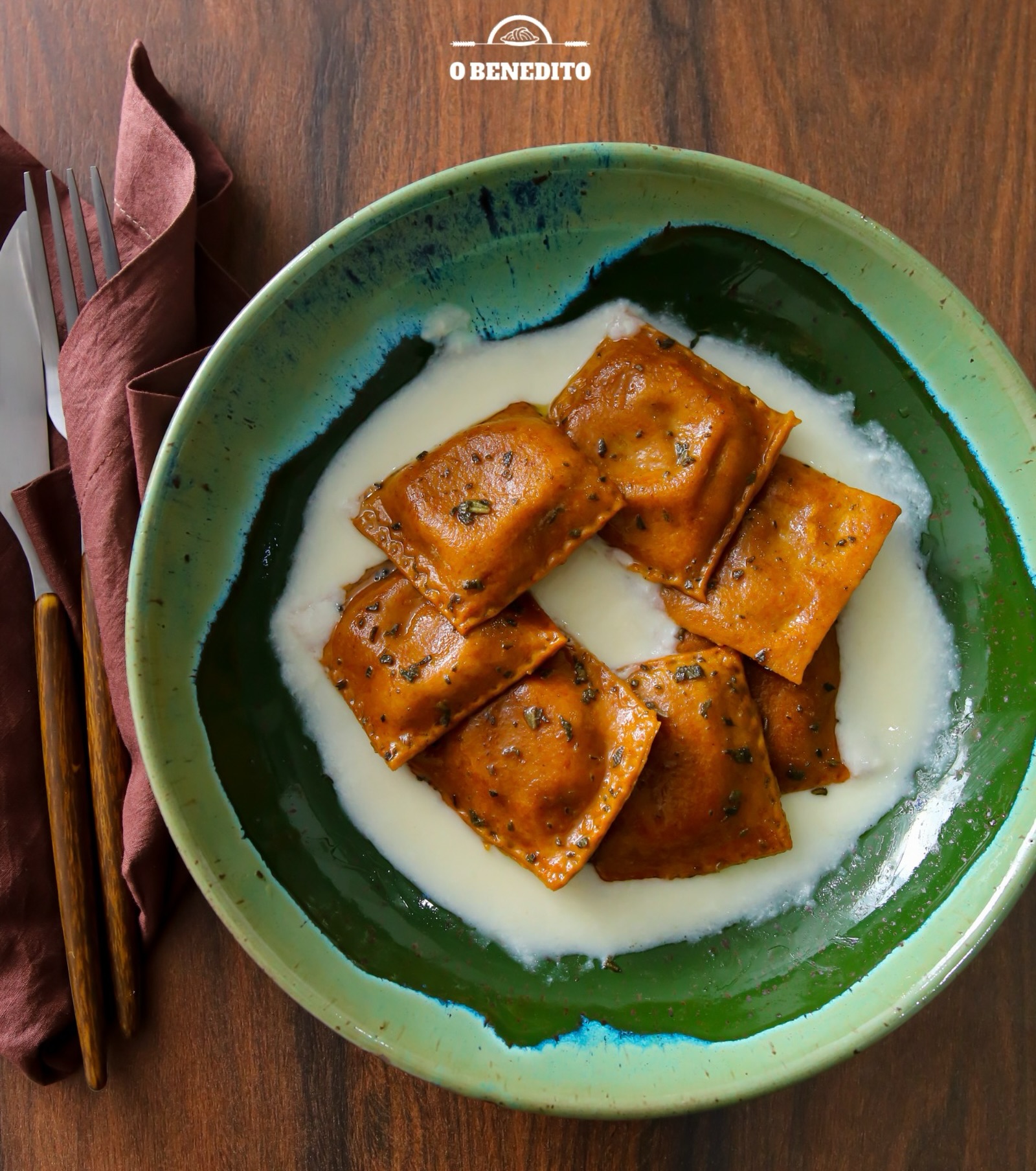 Nosso Ravioli de Sol é uma receita que traduz a essência do nosso trabalho: respeitar técnicas e preparos tradicionais, mas com uma releitura contemporânea que valoriza sabores, memórias e as nossas raízes.
Estamos abertos hoje até às 19:30h e amanhã, sábado, das 10h às 14h.
Garanta sua massa e molho para o fim de semana.
Faça seu pedido ou venha nos fazer uma visita.
Esperamos você no Benedito!