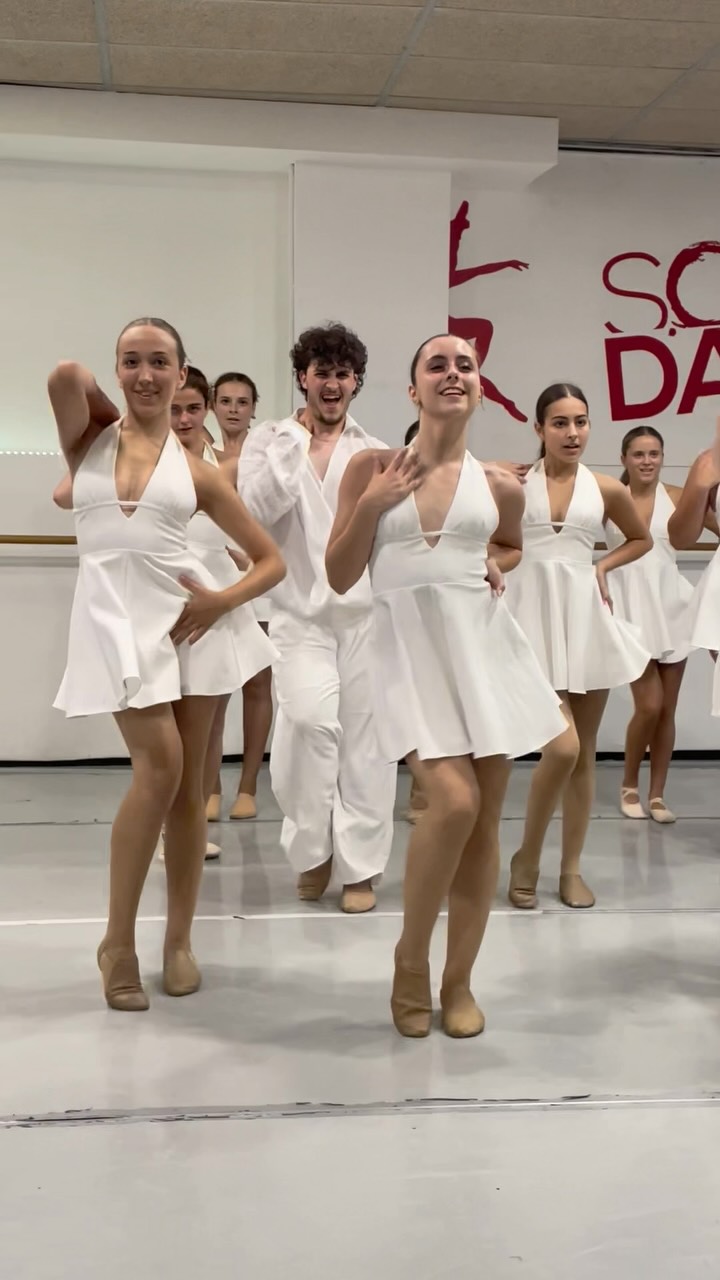 GALA PROGRAMA JOVE🌟
La secció juvenil de Som-hi Dansa torna als escenaris!
Passió, talent i dedicació de tots els i les joves ballarins/es que han compartit aquest viatge amb nosaltres🫂❤️
T'esperem!🤩