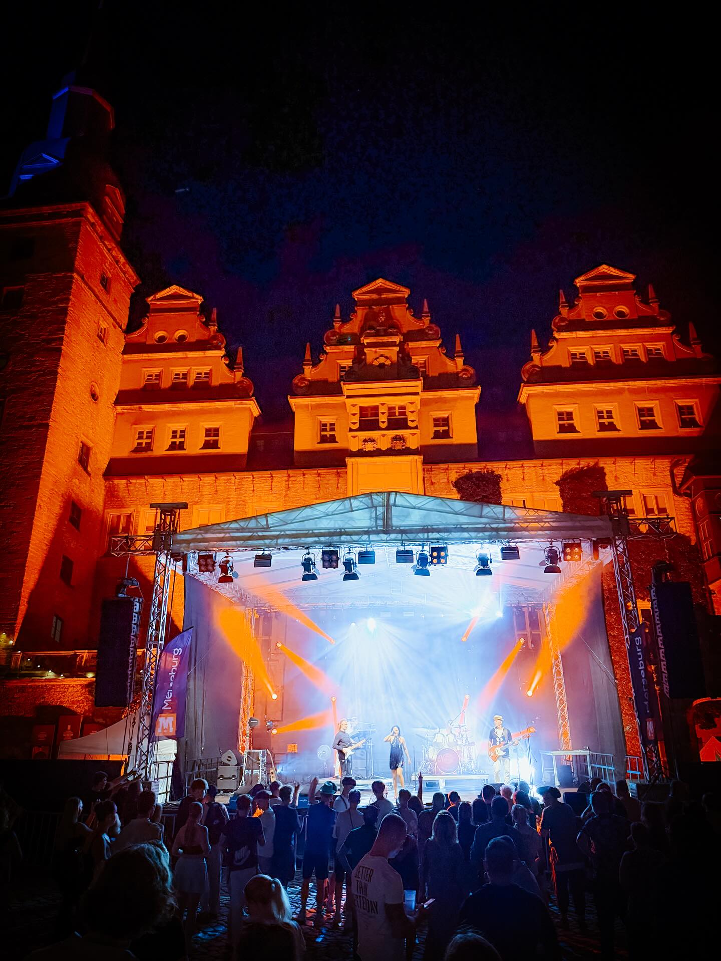 💜 Danke, Merseburg! Was für ein fantastischer Abend beim Schlossfest Merseburg! 🏰✨
Vor der beeindruckenden Kulisse des Merseburger Schlosses auf der MDR-Bühne @mdr_san für euch spielen zu dürfen, war etwas ganz Besonderes. 🎶🔥
Ein großes Dankeschön an die Stadt Merseburg @stadt.merseburg, unserer bezaubernden Moderatorin Billy Wulff @billy__wulff und allen Helferinnen und Helfer. 🙌
Ebenso bedanken wir uns bei der Michael Jackson Tribute Show @koffi_missah und Sandy Martin @sandym_official für einen großartigen gemeinsamen Abend und die tolle Atmosphäre. ✨
Es war einfach großartig! 🫶
#NightfeverBand #NightfeverLeipzig #PaviInAction #SchlossfestMerseburg #MDRBühne