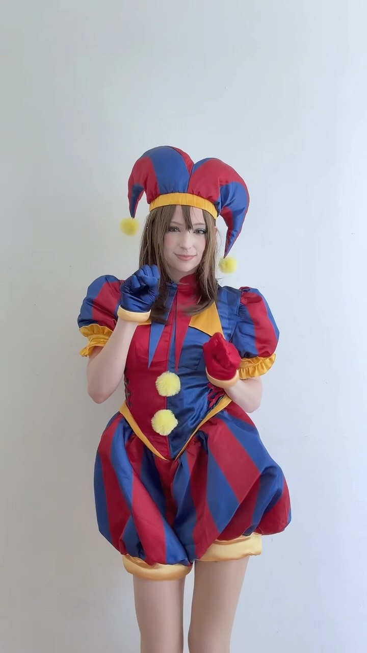 it was literally 31c in my room so only filmed a few videos but yay I finally cosplayed pomni! I binge watched all of tadc when the movie came out and loved it so this was super fun to do #pomni #tadcpomni #theamazingdigitalcircus #cosplay #pomnitadc