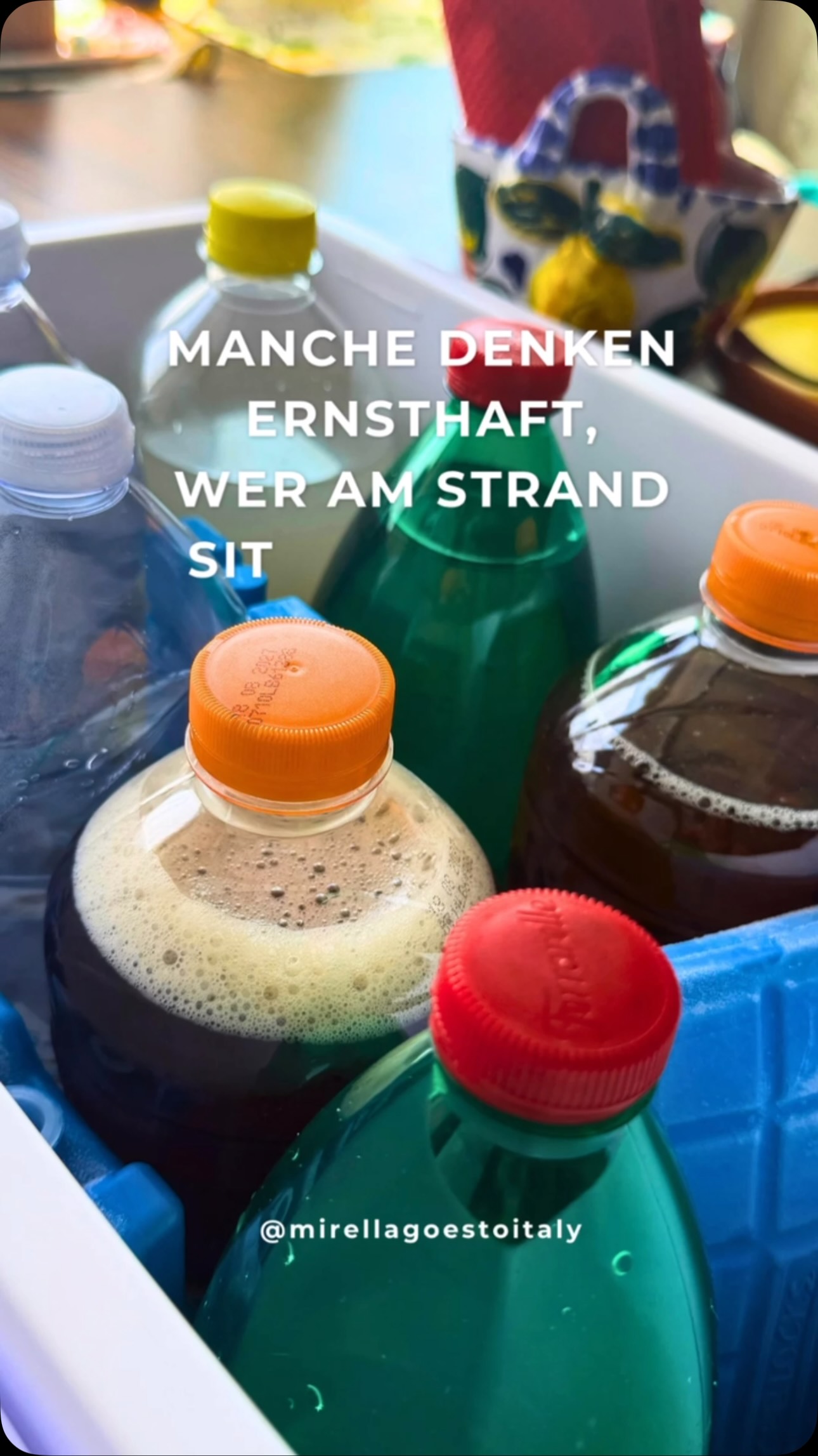 Manche sehen Strand.
Manche sehen Kaffee.
Manche sehen Freiheit.
Was sie nicht sehen:
die Jahre, in denen man funktioniert hat.
Die Schicksalsschläge.
Die Zweifel.
Die Menschen, die plötzlich leise wurden, als es schwer wurde.
Und dann gibt es diesen Moment,
in dem du aufhörst, dich zu rechtfertigen.
Du erklärst nicht mehr.
Du beweist nicht mehr.
Du gehst einfach weiter.
Nicht, weil es leicht war.
Sondern weil du irgendwann verstanden hast:
Ich bin nicht hier, weil ich Glück hatte.
Ich bin hier, weil ich trotz allem weitergemacht habe.
Und genau das ist meine Freiheit. 🤍
#calabria #neuanfang #italy #selbstbestimmung #mut