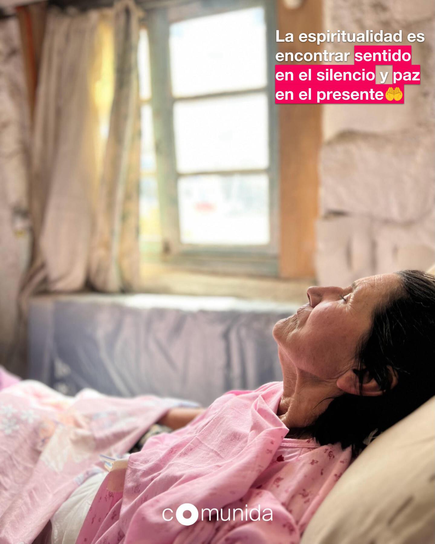 La escucha que trasciende: Espiritualidad y presencia en el final de la vida 🕊️✨
Entendemos que el cuidado va mucho más allá de lo físico. Cuando una persona atraviesa una situación de alta complejidad o fragilidad, el acompañamiento espiritual se vuelve un refugio esencial. No hablamos necesariamente de religión, sino de esa dimensión humana que busca sentido, paz y conexión en el presente. 🕯️🤲
Nuestros voluntarios comunitarios han aprendido el valor de la presencia plena. Acompañar no siempre requiere palabras; a veces, significa simplemente estar, sostener una mano, compartir un silencio frente a la ventana o validar el mundo interior de quien cuidamos.
Este trabajo, que realizamos con tanto cariño en cada visita domiciliaria, es el corazón de nuestra misión. Cada voluntario de nuestra fundación se convierte en un puente de paz, respetando los tiempos, las creencias y la historia de vida de cada paciente. 🏠💙
La espiritualidad es, en última instancia, reconocer la dignidad infinita de cada ser humano, especialmente en su momento más vulnerable. Gracias a cada voluntario por hacer de su tiempo un acto de amor y respeto.