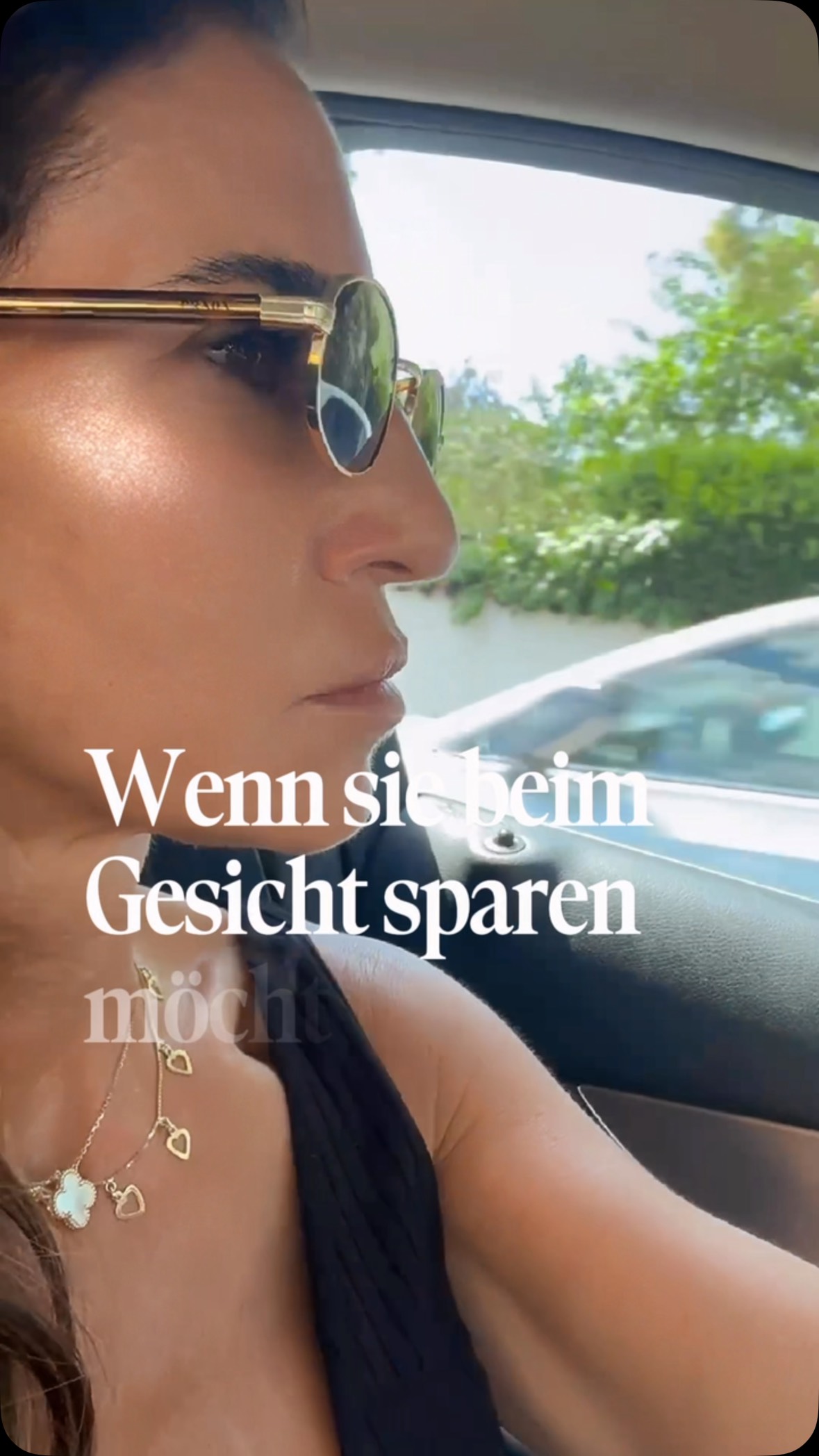 Ich meine es wirklich mit einem Augenzwinkern …
Aber manchmal ist es spannend, wie unterschiedlich wir Wert bemessen.
Für ein schönes Zuhause, gute Hotels, Design, Kleidung oder Urlaub investieren wir oft ganz selbstverständlich.
Aber wenn es um das eigene Gesicht geht, um Sicherheit, Erfahrung und ein Ergebnis, das wirklich zu einem passt, wird plötzlich verhandelt.
Dabei ist ästhetische Medizin kein Produkt von der Stange.
Es geht nicht nur um eine Spritze.
Es geht um Anatomie.
Um Proportionen.
Um Erfahrung.
Um ein gutes Auge.
Um Verantwortung.
Und sehr oft auch um die Entscheidung, weniger zu machen, als vielleicht möglich wäre.
Ich verstehe absolut, dass Preise eine Rolle spielen.
Jede Behandlung darf und soll gut überlegt sein.
Aber der günstigste Preis sollte nie das wichtigste Kriterium sein, wenn es um dein Gesicht geht.
Denn ein natürliches, schönes Ergebnis entsteht nicht durch Rabatt.
Sondern durch Vertrauen, Präzision und ehrliche Beratung.
Am Ende geht es nicht darum, „mehr“ zu machen.
Sondern genau das Richtige.
Und dafür darf Qualität auch ihren Wert haben. 🤍
Wie siehst du das — woran machst du Vertrauen bei ästhetischen Behandlungen fest?
ästhetischemedizin #skinembrace #natürlicheschönheit #beautyisanattitude #botoxmünchen #fillerbehandlung