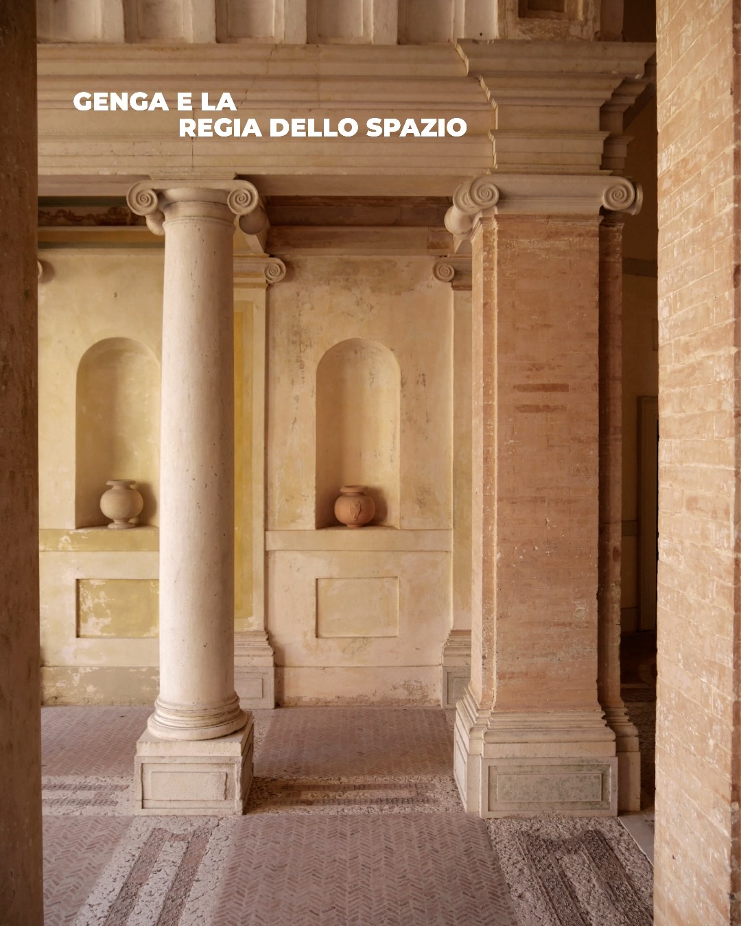 𝐆𝐞𝐧𝐠𝐚 𝐞 𝐥𝐚 𝐫𝐞𝐠𝐢𝐚 𝐝𝐞𝐥𝐥𝐨 𝐬𝐩𝐚𝐳𝐢𝐨.
Nel progetto cinquecentesco di Villa Imperiale, Girolamo Genga non agisce soltanto come architetto. Pittore, scenografo e uomo di corte, costruisce un organismo in cui architettura, decorazione e paesaggio diventano parti di una stessa esperienza.
Logge, terrazze, affacci e cambi di quota non sono solo elementi compositivi: accompagnano il corpo, orientano lo sguardo, trasformano il percorso in una sequenza di apparizioni.
A 550 anni dalla nascita di Genga, la Villa continua a rivelare la forza di quella regia. Non un’immagine ferma, ma un progetto ancora capace di generare nuove letture.
Villa Imperiale è aperta alla visite con @isairon.guide
_______
Ph. courtesy Peter Kifinger @spaziergangnachsyrakus
#GirolamoGenga550 #villaimperialepesaro #renaissanceheritage #destinazionemarche