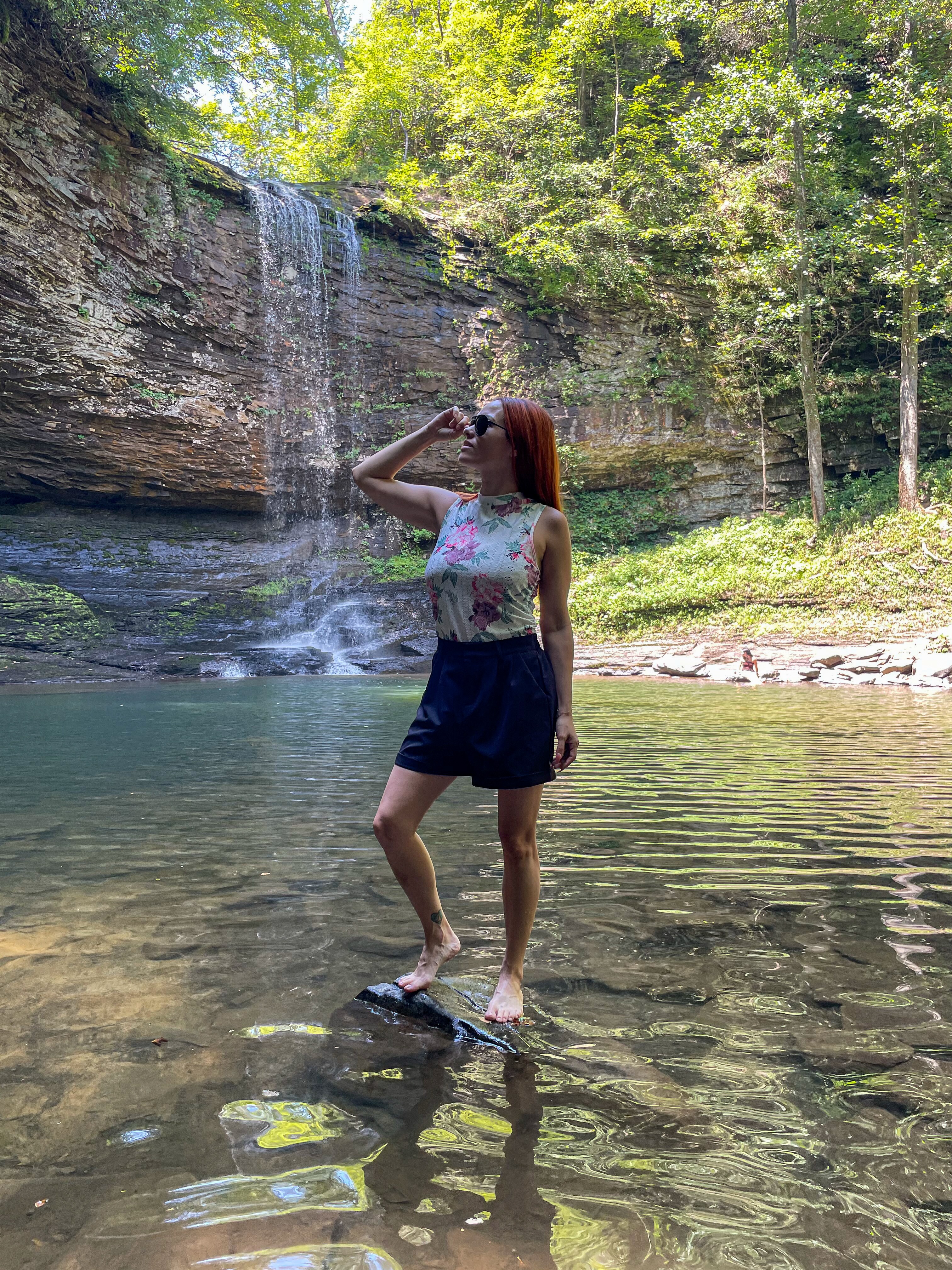 Swipe through and tell me this doesn’t look like way more than a state park. ⛰️🌿
Cloudland Canyon State Park in Georgia completely surprised us. We RV camped here with our family of 6, and between the canyon overlooks, waterfall hikes, giant rock formations, shaded trails, and little nature discoveries, this park felt like a full adventure.
A few things to know:
• The overlooks are easy and worth it
• The waterfall trail is beautiful, but the stairs are serious
• RV camping was shaded, spacious, and family-friendly
• Try to arrive before dark if you’re towing
I put together the full Cloudland Canyon travel guide with RV camping tips, trail notes, photo spots, and what we’d do differently. Comment cloudland and I’ll send you the link. ☁️
🇧🇷🇧🇷🇧🇷🇧🇷
Passa as fotos e me diz se esse lugar não parece muito mais do que um parque estadual. ⛰️🌿
Cloudland Canyon State Park, na Geórgia, surpreendeu muito a gente. Acampamos de trailer com nossa família de 6 pessoas e encontramos mirantes lindos, trilhas com cachoeira, pedras gigantes, caminhos com sombra e vários momentos de descoberta com as crianças.
Algumas dicas:
• Os mirantes são fáceis e valem muito
• A trilha da cachoeira é linda, mas as escadas cansam
• O camping foi espaçoso, com sombra e ótimo para família
• Se estiver rebocando trailer, tente chegar antes de escurecer
Preparei o guia completo com dicas do camping, trilhas, fotos e o que faríamos diferente. Comenta cloudland que eu te envio o link. ☁️
#CloudlandCanyon #GeorgiaStateParks #RVCamping #FamilyTravel
Cloudland Canyon State Park, Georgia state parks, RV camping in Georgia, family RV camping, waterfall hikes, hiking with kids, Lookout Mountain Georgia