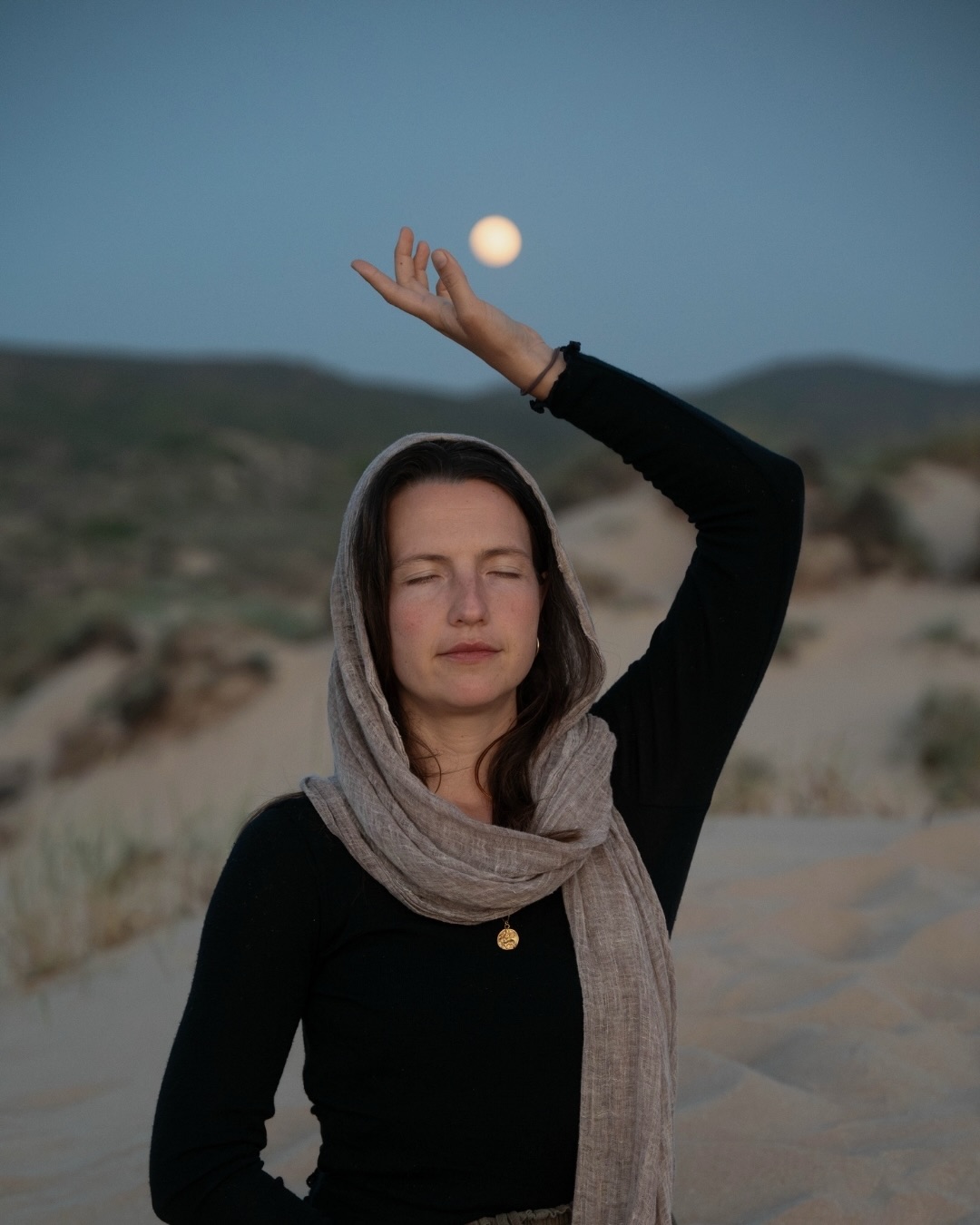 Vollmondritual mit Sara 🌕
Während die Sonne durch das Zeichen Krebs wandert und in uns die Sehnsucht nach Geborgenheit und Rückzug weckt, erinnert uns der Vollmond im Steinbock an die Kraft von Klarheit, Ausrichtung und Erdung.
Beides darf sein.
In diesem Ritual öffnet @zzzsarae.yoga einen geschützten Raum für Rückzug im Miteinander, aus dem, auf natürliche Weise, Klarheit in deiner Ausrichtung entstehen darf. 💫
Dich erwartet eine bodennahe Praxis, mit Bewegung, Journaling, intuitivem Schreiben, Meditation und Sharing.
Di, 30.06.26
19:45-21.45 Uhr
Studio Stadt
Bookings via Eversports.
Wer ist dabei? ✨
📷 @caro.delin