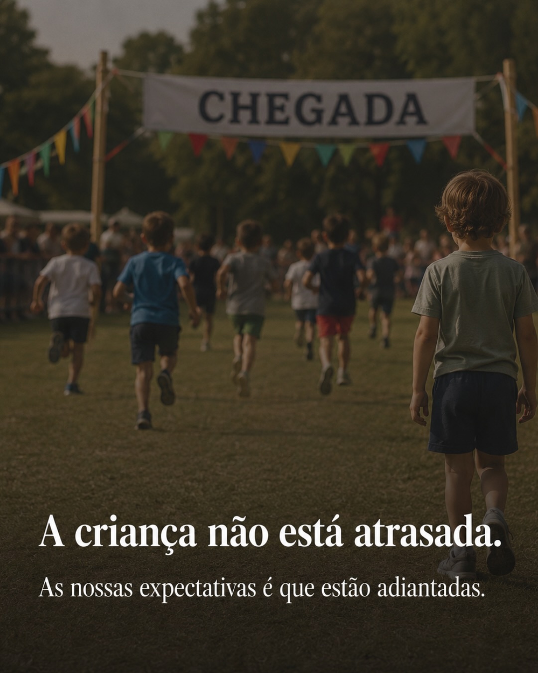 Porque é que é sempre a criança que está a falhar?
Raramente nos fazemos esta pergunta. Quando algo não corre como esperado, o olhar vai automaticamente para ela. Para o que ainda não consegue, para o que ainda não sabe, para o que ainda não é.
Mas e se não for ela?
Ouvimos isto em todo o lado. No café, na reunião de pais, na conversa entre vizinhas, numa mensagem de voz enviada em tom de crítica.
“Ainda não lê.” “Não pára quieta.” “O professor diz que não se concentra.”
Por baixo de tudo isto está sempre a mesma crença silenciosa: a de que há uma idade certa para cada coisa. E que se a criança não chegou lá, alguma coisa está errada com ela.
Essa crença não nasceu do nada. Foi-nos passada: pelas avaliações, pelos currículos, pelas tabelas de desenvolvimento, pela comparação constante. E como nunca ninguém a questionou em voz alta, continuamos a passá-la em frente, de geração em geração, como se fosse verdade.
Mas não é.
A neurociência do desenvolvimento diz-nos que o cognitivo não lidera o desenvolvimento. Segue-o. Primeiro o corpo. Depois a mente. Sempre nesta ordem, sem exceções.
O brincar não é a preparação para a vida séria. O brincar é a vida séria da criança. O movimento não é distração, é o caminho pelo qual o cérebro se organiza. A lentidão não é atraso, é muitas vezes a criança a consolidar algo que ainda não tem nome.
Quando invertemos essa ordem, quando exigimos o resultado antes de a criança ter tido tempo de viver o processo, não estamos a ajudá-la. Estamos a ensiná-la que o que ela é, tal como é, não é suficiente.
E essa ferida fica.
Não está na criança o problema. Está na pergunta que continuamos a fazer.
Porque a pergunta que fazemos define o que vemos. E o que vemos define o que fazemos.
Se a pergunta é “porque é que esta criança ainda não consegue?”, o nosso olhar vai à procura do que falta.
Do que falhou. Do que precisa de ser corrigido.
Mas se a pergunta mudar:
“O que é que esta criança ainda precisa?”, o olhar muda com ela. Deixamos de ver um problema para resolver e passamos a ver uma criança a ser acompanhada.
E é essa diferença que, no fundo, muda tudo.
E tu, que pergunta tens feito? 💛