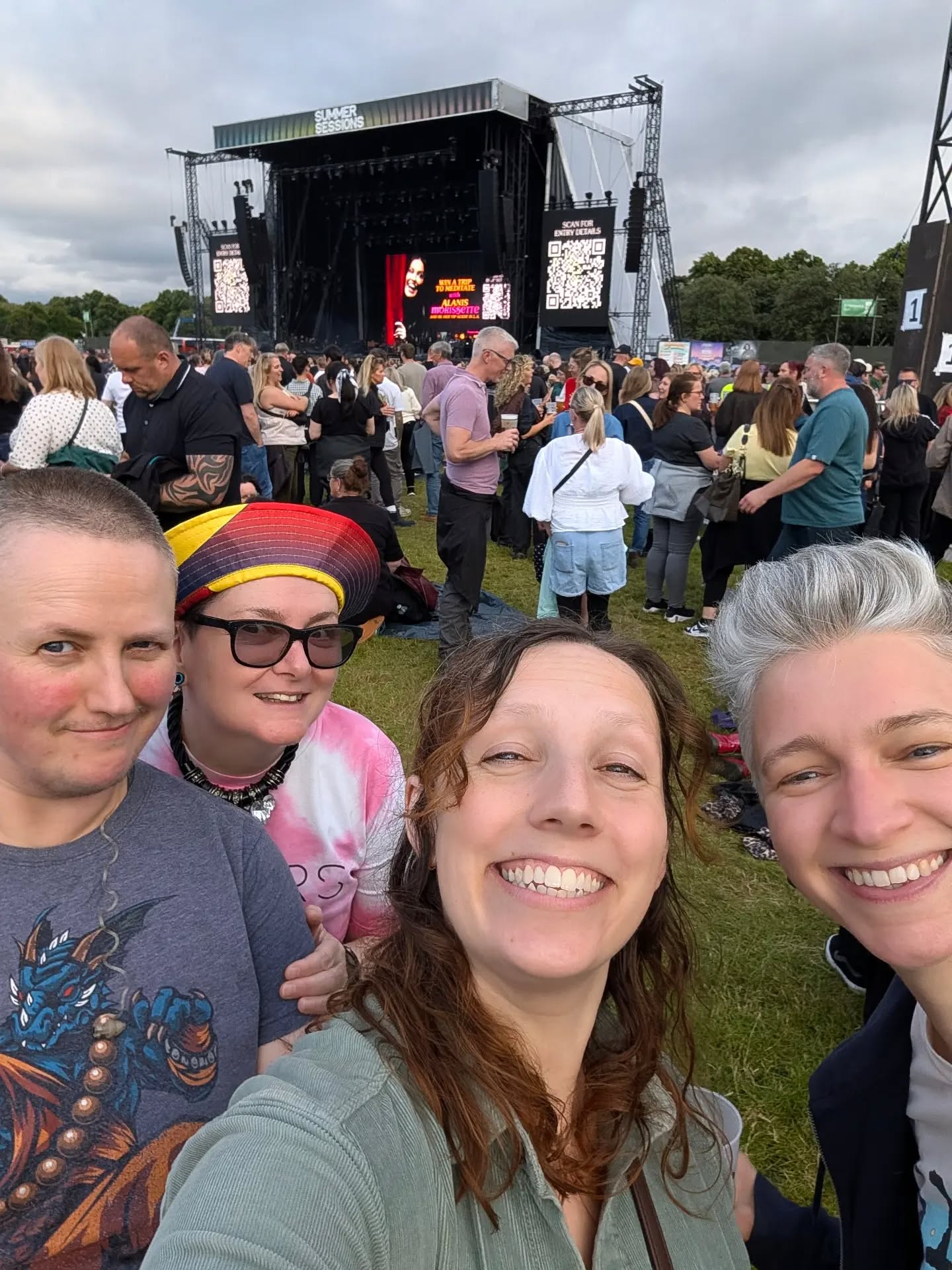 @alanis at the @smmrsessions in Bellahouston Park. WHAT a vibe! Such an awesome crowd - lots of fun, dancing, eating and drinking, singing ALL the words, being lovely to each other... Got my inner angsty grrl out for the evening and am much better for it ππΆπ΅πΈ