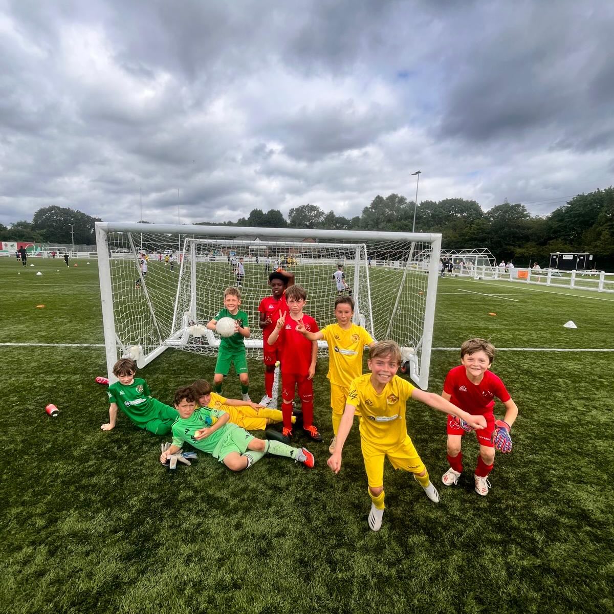 Full Time: 4-4 ⚽️
A brilliant performance from the team today.
A big shout-out to Emil and Aleksi for putting their defence under constant pressure, and to Zev for his excellent balls over the top that helped create our goals. Well done to Luka for making some crucial saves and getting those powerful kicks out from the box.
Remy and Adrian also put in strong defensive performances today with some excellent tackles.
🏆 Man of the Match: Goes to Aleksei today for his amazing dribbling runs towards the box and his overall attacking threat.
👏 Well done to the whole team! Another point on the board for the Summer League.
#4CornerFootball #CMFutsal #U9s GrassrootsFootball ManOfTheMatch