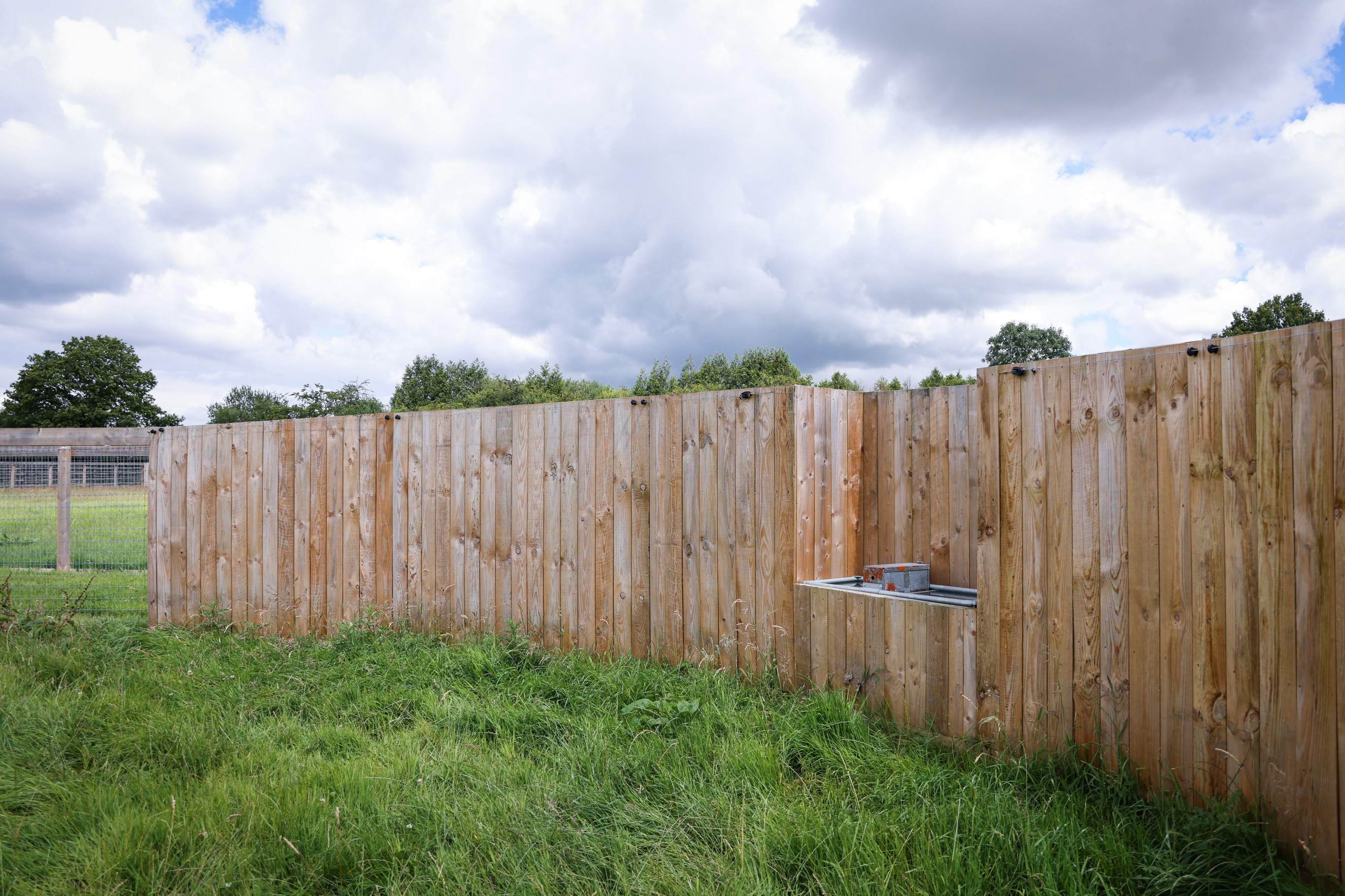 With the hot weather returning, it’s the little details that make all the difference 🐴
Our thoughtfully designed paddocks can include integrated water drinkers for constant access to fresh water, along with taller boarded corners that provide valuable shade and shelter from the sun ☀️
Because great fencing isn’t just about boundaries — it’s about creating a safe, comfortable environment for your horses all year round🐴💧
📸🎥 @eventsthroughalens
#nortonsfencing #equestrianfencing #equestrian #fencing #equestriandesign