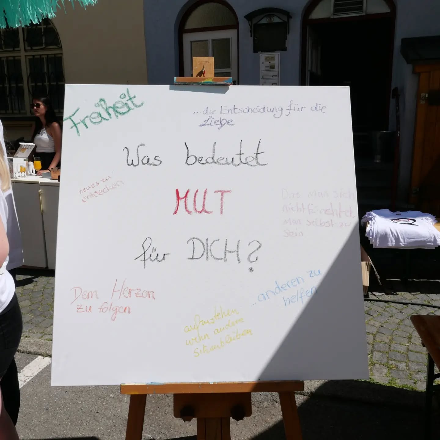 Was bedeutet Mut für dich? 💭
Mit dieser Frage haben wir die Besucher:innen vom Nationenfest in Wasserburg am Inn vor sieben Jahren eingeladen, ihre Gedanken auf einer großen Leinwand zu teilen. Die vielen Antworten haben gezeigt: Mut kann ganz unterschiedlich aussehen – und verbindet Menschen über alle Grenzen hinweg.
Umso mehr freuen wir uns, dass wir dieses Jahr wieder beim Nationenfest am 27. Juni 2026 dabei sind! 🎉
Besucht uns an unserem Stand, genießt leckere philippinische Spezialitäten 🇵🇭🍽️ und lernt unseren Verein und unsere Arbeit näher kennen. Ob zum Essen, Austauschen oder einfach auf einen netten Plausch – wir freuen uns auf viele Begegnungen und ein fröhliches Fest voller Vielfalt. 🌍❤️
#Nationenfest #PhilippinischeKüche #VielfaltVerbindet #Gemeinschaft #Kulturaustausch
