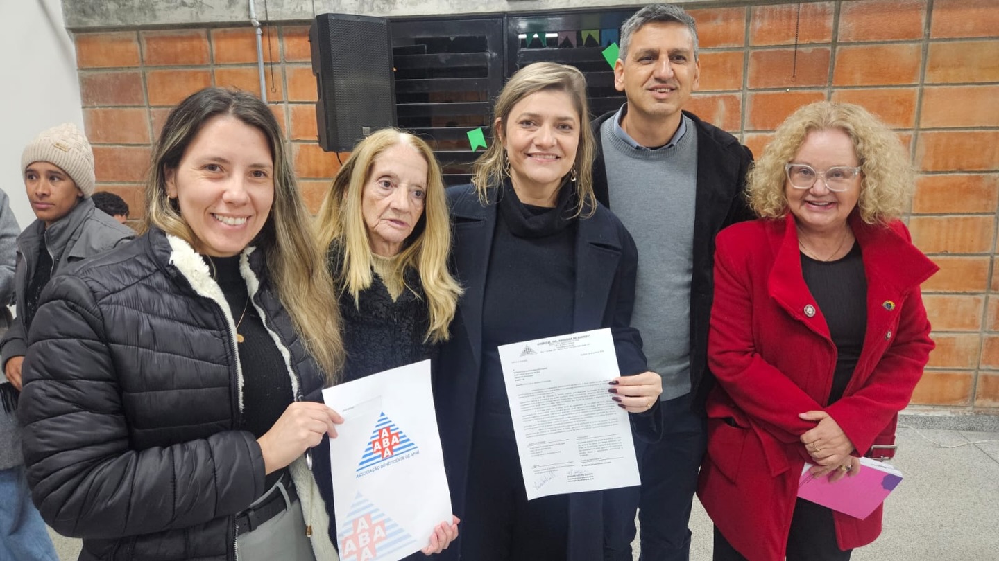 Fortalecendo a saúde da nossa região.
O Hospital Dr. Adhemar de Barros agradece à deputada estadual Luciene Cavalcante e à Prof.ª Janice pela atenção, diálogo e compromisso com a saúde pública de nossa região.
As emendas e o apoio destinados à área da saúde representam investimentos que impactam diretamente a qualidade do atendimento prestado à nossa população, fortalecendo o trabalho realizado diariamente por nossa instituição.
Seguimos confiantes de que a união entre o poder público e as instituições de saúde é o caminho para ampliar conquistas, buscar novos recursos e garantir cada vez mais cuidado, estrutura e dignidade para quem mais precisa.
Nosso agradecimento pela visita, pela parceria e pelo olhar atento às necessidades da saúde regional. 🤝🏥💙
#hospitaldeapiai #saudepublica #apiai