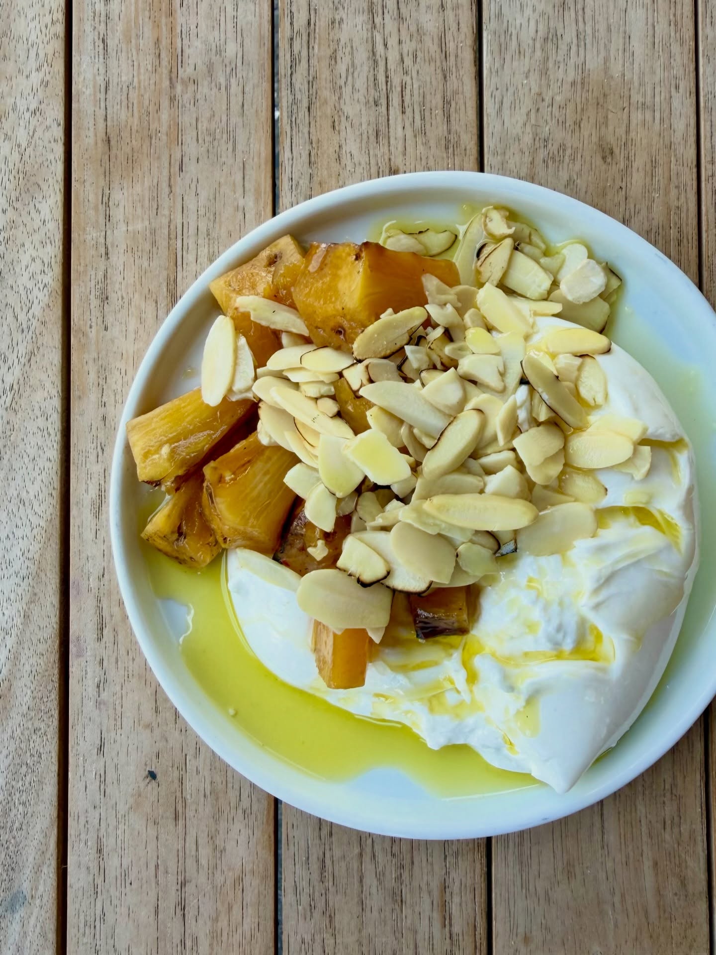 Cheese’n’pineapple by @henryfreestone
AKA Burrata & pickled pineapple w almonds