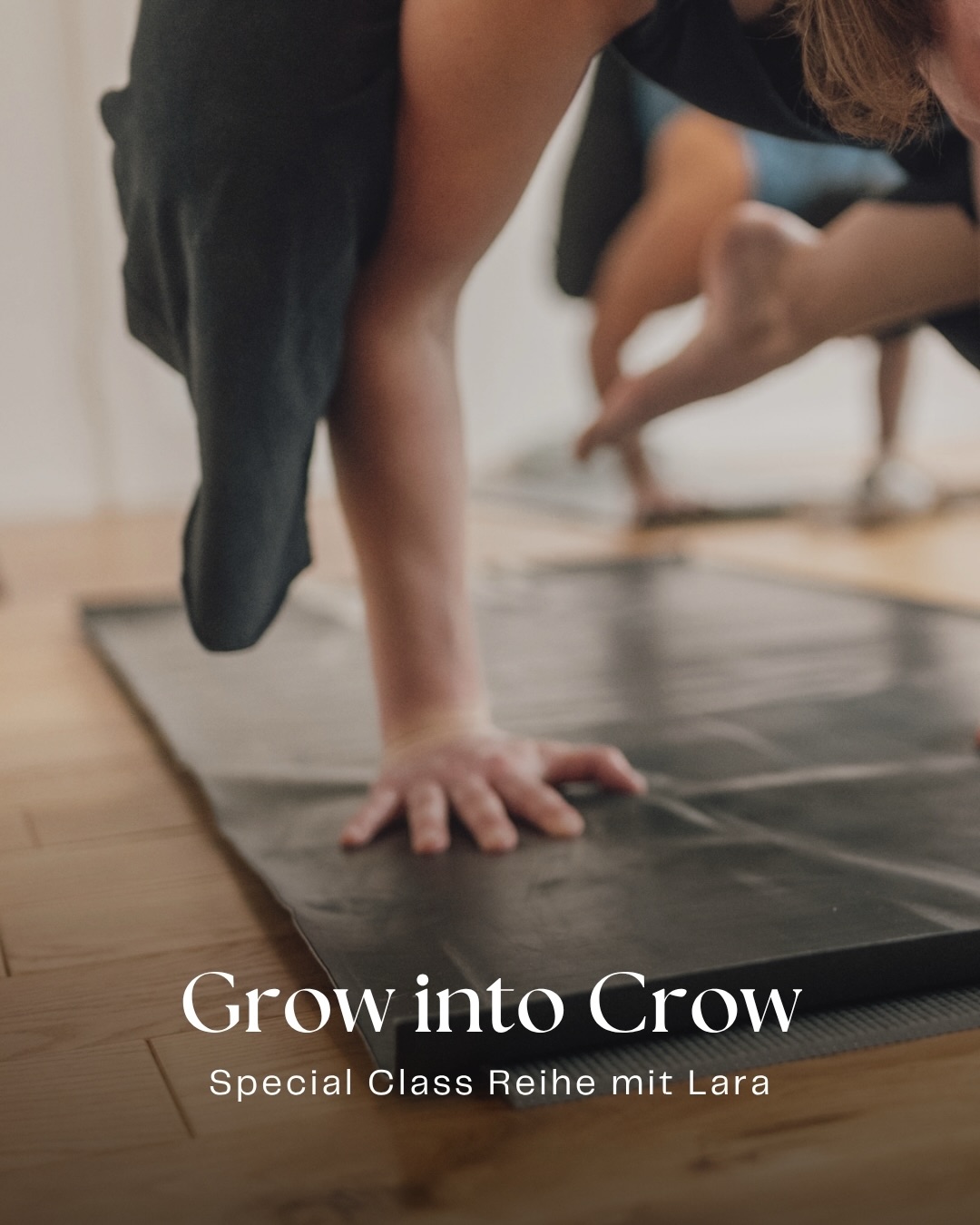 Wie entsteht Leichtigkeit in einer anspruchsvollen Haltung? 🪽
In unsrer neuen Kursreihe mit @larasop_ nehmen wir uns Zeit, die Krähe (Bakasana) von Grund auf zu verstehen. Über mehrere Wochen erforschen wir die Bausteine, die es braucht, Kraft, Stabilität, Balance, Körperbewusstsein und Vertrauen aufzubauen.
Statt nur auf das Endergebnis zu schauen, widmen wir uns den einzelnen Bewegungen und Zusammenhängen, die Bakasana möglich machen. So entsteht Schritt für Schritt ein sicherer und nachhaltiger Zugang zur Haltung.
Ob du zum ersten Mal die Krähe ausprobierst oder deine Praxis vertiefen möchtest, du bist herzlich willkommen.💛
Ab Dienstag, 30.06.2026
19:45 bis 21:15 Uhr
Studio Mosel
#bakasana #crowpose #maniyoga