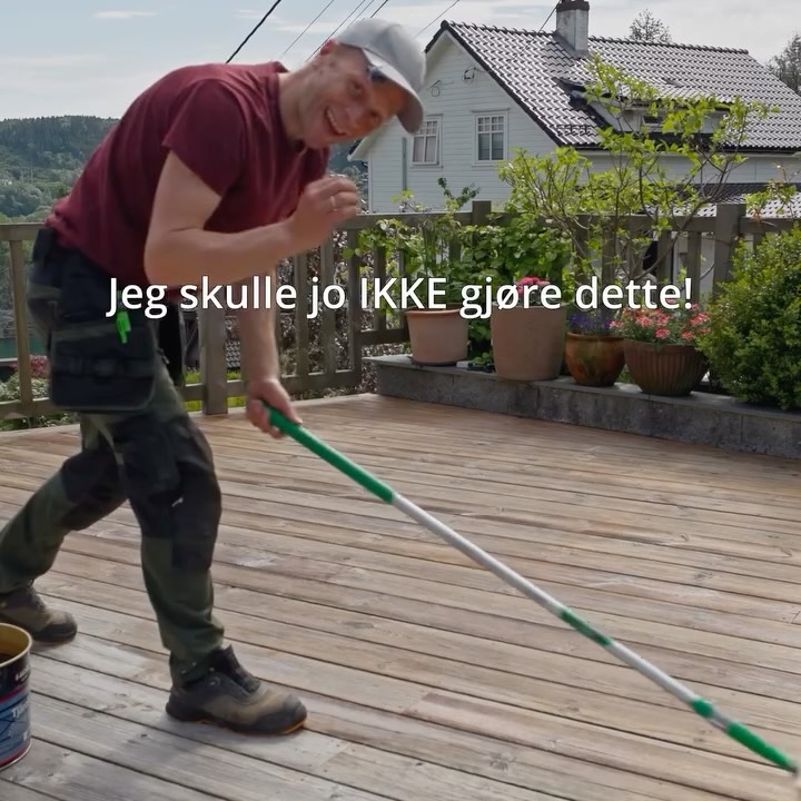 Behandlingsmetoder som daterer flere tusen år tilbake i tid og er basert på naturens egne råvarer - det kan vi like!
Tjæreolje fra Auson, utvunnet fra harpiksen i furu, tilfører treverket den naturlige beskyttelsen det alltid har hatt. Med fargeløs tjæreolje får terrassen en varm, gyllen tone til å begynne med, før den gradvis gråner naturlig over tid og utvikler den vakre patinaen mange ønsker seg - naturlig eldet treverk.
Derfor liker vi Auson Tjæreolje:
• Naturlig
• Diffusjonsåpen
• Flasser ikke
• Lett å påføre
• Tradisjonsrik behandlingsmetode
• Kommer i mange farger
Og det aller viktigste: Velger du å neglisjere vedlikeholdet etter en behandling, tørker treverket ganske enkelt ut på samme måte som det ellers ville gjort. Du pådrar deg ikke vedlikeholdsintervaller du MÅ følge for å unngå flassing eller omfattende jobb senere. Det gjør godt i sjelen!
Besøk ausontretjaere.no for mer informasjon.
Se forhandleroversikt via lenken i bio.
@hakkespettendesign
#osmonorge #ausontretjaere #ausontjärfärg #tjæreolje terrasse