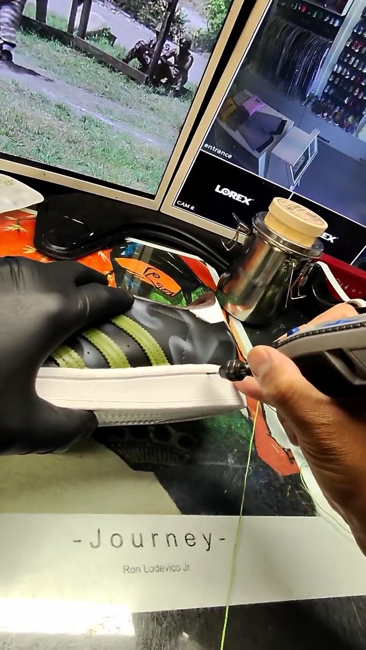 Dying the liner brown and changing the midsole stitching to lime green 🍋🟩 🪡.
#brown #lime #green #stitching #illery