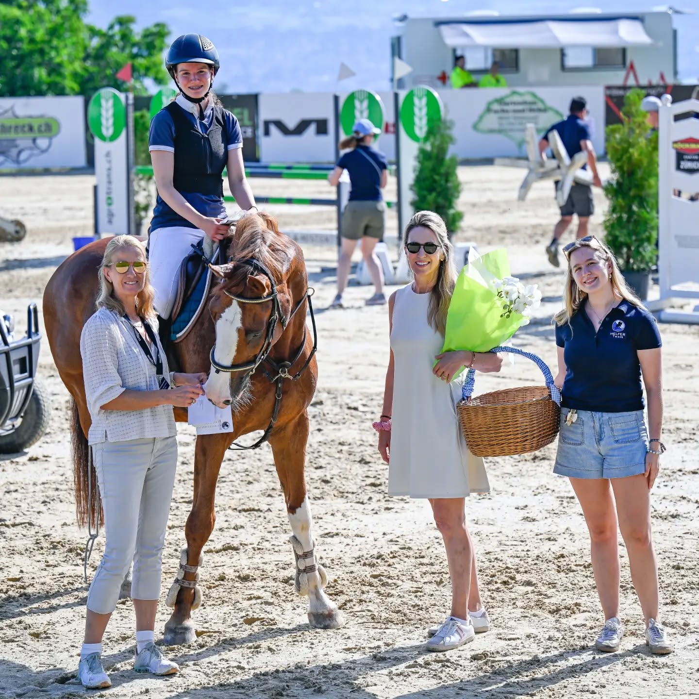 Bereits heute morgen haben wir die nächsten Siegerpaare auf dem Geren ermittelt!
Herzlichen Glückwunsch an die Gewinnerinnen:
🥇 Prüfung: R/N100 – Preis von @wittich1948 Reitsport Wittich
Der Sieg geht an @leah_visekruna mit Chin Fox.
🥇 Prüfung: R/N105 – Preis von @horseandrider.ch
Hier sichert sich @j.s.riding mit Top Dapuccino den 1. Platz!
🔥 Volles Programm auf dem Platz!
Langweilig wird es hier garantiert nicht. Nach den R/N-Prüfungen ging es direkt zuckersüss weiter mit der Führzügelklasse (die absoluten Herzensbrecher des Tages! 😍), gefolgt vom B75.
Momentan läuft das B80 und als genialer Abschluss des Tages warten heute noch die legendären Highland Games auf uns! 🏴💪
Ein ganz besonderes, riesiges Dankeschön geht an dieser Stelle an unsere Fotografin @fotografie_stuppia. Wir kommen ehrlich gesagt gar nicht hinterher, sie gebührend zu loben – ausser, dass sie einfach die absolut BESTEN Fotos überhaupt macht. Wer geniale Erinnerungen von diesem Wochenende will, ist bei ihr genau richtig.
Wir halten euch weiter auf dem Laufenden und melden uns bald wieder mit den nächsten News! 🫡👇
#Sommerconcours
