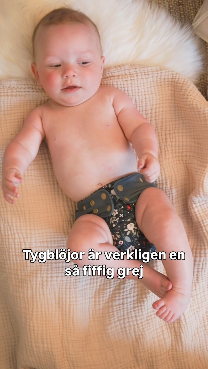 Tygblöjor i One Size - så otroligt smidigt! Att kunna använda samma (ja, samma) blöja från födsel till blöjfri är en av de absolut främsta anledningarna till varför tygblöjor är mer miljövänligt än engångsblöja. Om man jämför 1 tygblöja med 1 engångsblöja så skulle jag tro att det går åt mer resurser till att tillverka tygblöjan.Men om vi istället tar 8000 engångsblöjor (som då är hur många blöjor som går åt ungefär på 3,5 år) och jämför med 25 tygblöjor, så går siffrorna inte ens att jämföra med varandra. Att återanvända istället för att slänga, oavsett vad det gäller, är det bästa du kan göra för miljön.Och för att inte prata om ekonomin!Är det svårt då? Nej, jag tror att du som ska ha barn och sköta ett barn kommer att klara av att sköta en tygblöja också 💚