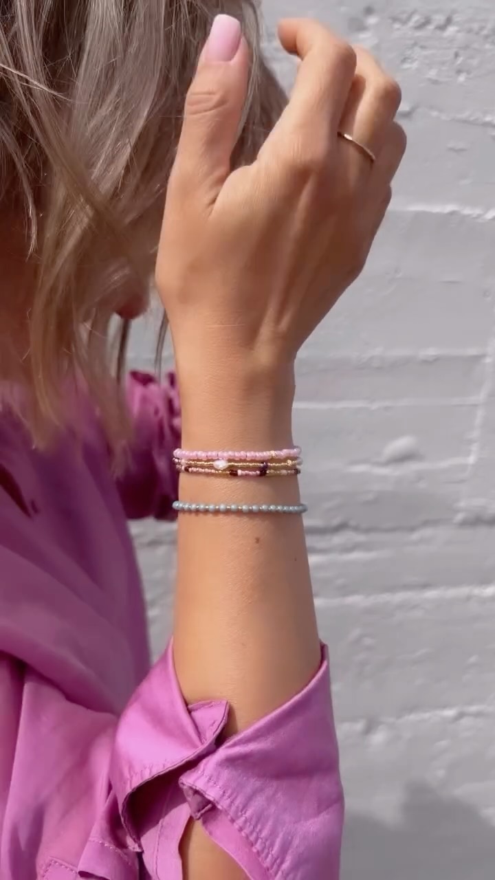 A little summer surprise is coming ☀️✨
NEXT WEEK I’ll be running a summer sale, and I’ll be adding some new bracelet designs to my online store 💛 www.lamano.no
Stay tuned 🤍