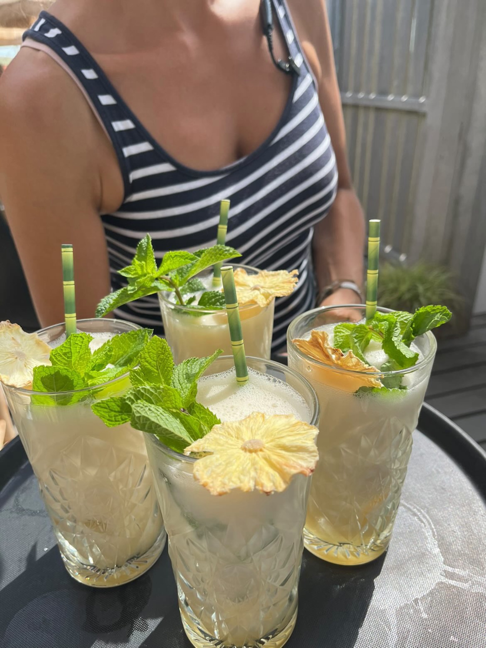 𝗧𝗿𝗼𝗽𝗶𝘀𝗰𝗵𝗲 𝘁𝗲𝗺𝗽𝗲𝗿𝗮𝘁𝘂𝗿𝗲𝗻 ☀️🌴
Met deze temperaturen moet je veel drinken. Deze verfrissende drankjes houden je hoofd koel. Zoek een plekje in de schaduw op ons terras of haal een drankje of ijsje bij onze take away op het strand.
#strandpaviljoenhargen #hargenaanzee #tropicalvibes