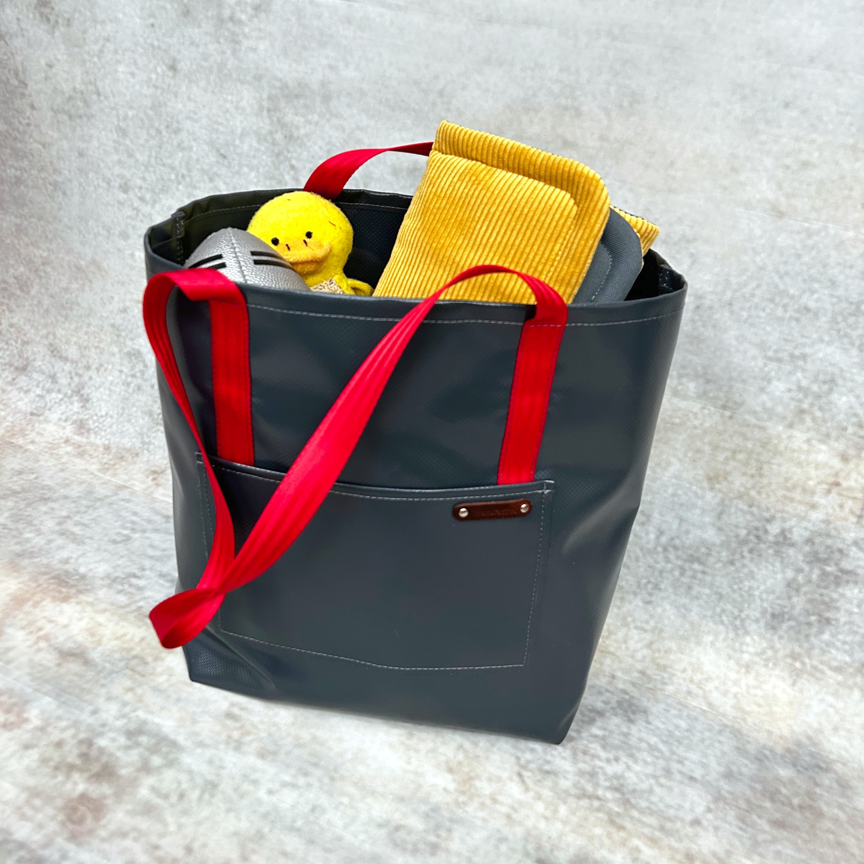🐶 Neu bei Manufactica: Unsere MOONBAG!
Entstanden aus der Idee, unterwegs immer alles für unseren Hund dabeizuhaben – von der Decke über Futter bis zum Lieblingsspielzeug. 🦴💛
Heute ist die MOONBAG viel mehr als nur eine Hundetasche: Sie begleitet dich genauso zuverlässig zum Strand, beim Einkaufen oder auf Reisen.
Jede Tasche wird aus robuster LKW-Plane in liebevoller Handarbeit gefertigt und kann individuell nach deinen Wünschen gestaltet werden. So entsteht ein langlebiges Unikat, das dich viele Jahre begleitet. ✨
#manufactica #moonbag #lkwplane #handmade #hundetasche #strandtasche #shopper #einkaufstasche #upcycling #madeingermany #doglover #doglife #handgemacht #unikat #nachhaltig