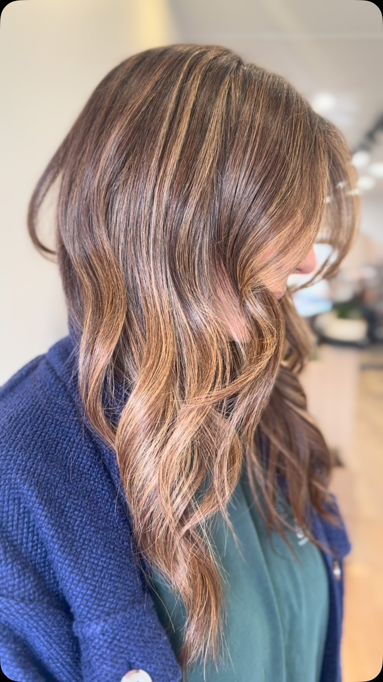 ✨ Rich brunette with ribbons of caramel and honey.
Soft dimension, glossy finish, and effortless movement. The kind of color that grows out beautifully and looks expensive from every angle 🤎✨
📍 Verb Salon Toronto
📩 DM to book your consultation
#TorontoHair #TorontoSalon #TorontoBalayage #TorontoHairStylist #HairTransformation BrunetteBalayage CaramelHighlights HoneyHighlights DimensionalBrunette GlossyHair HealthyHair LuxuryHair HairGoals BalayageToronto TorontoBlonde TorontoColorist HairInspo BehindTheChair ModernHair LivedInColor HairArtist VerbSalon YongeLawrence TorontoBeauty CanadianSalon BrunetteHair HairReel HairVideo SoftBalayage ExpensiveBrunette