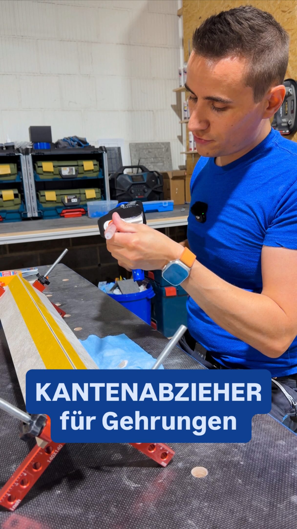 Da ist er, mein selbst erfundener Akemi ABZIEHSCHLITTEN. Ein kombiniertes Führungs-, Einspritz- und Abziehwerkzeug für Epoxidharzfugen. Es führt die Mischdüse präzise entlang der Fuge ohne abzurutschen, sorgt für eine gleichmäßige Materialeinbringung bis tief in die Gehrung hinein und zieht überschüssiges Harz sauber ab.