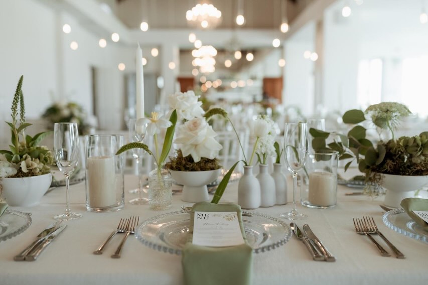 This venue is the definition of versatile.
One weekend it’s bright pops of colour, the next it’s sophisticated elegance and somehow it wears every style beautifully.
Whether it’s a statement installation, a romantic bouquet, a dreamy tablescape, or florals in places you never thought possible, if it’s made of flowers, we’re all in. 🌿
Created with love, passion, and a whole lot of excitement every single time.
#weddingflorals #versatilevenue #capetownweddings
Planner extraordinaire @bisousevents.sa
Talented photographer @lauren_pretorius_photography
Venue @lochlynne_wineestate
Decor @authenticplanning