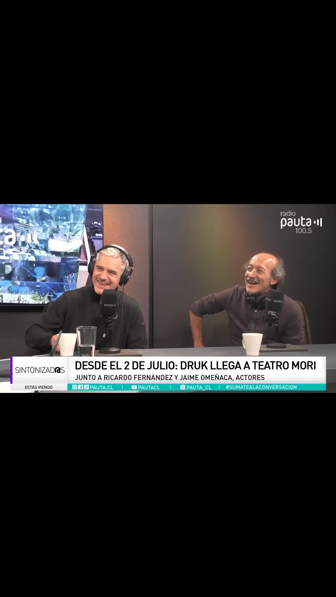 Este jueves estrenamos 🍾🥂
DRUK llega al escenario de Teatro Mori Parque Arauco.
Cuatro amigos. Una decisión imposible de justificar. Una historia que habla de todo aquello que ocurre cuando la vida deja de parecerse a lo que imaginábamos.
📍Desde este 2 de julio en @teatromori
De jueves a sábado a las 20 hrs.
🎟️ Entradas en Ticketmaster
DRUK
Dirección: Álvaro Viguera.
Asistente de dirección: Pascale Zelaya.
Elenco: Jaime Omeñaca, Ricardo Fernández, Álvaro Espinoza, Luis Cerda.
Diseño integral: Daniela Fresard.
Producción general: Alessandra Massardo.
Asistente de producción: Paula Galleguillos.
Comunicaciones: Claudia Araya.
Fotografías: Daniel Corvillón.
Maquillaje fotos: Rubén Aravena.
Coreógrafa: Nicole Schonffeldt.
Operadoras técnicas: Zoe Hihler, Montserrat Oteíza.
Duración de la obra: 90 min
Edad recomendada: +14
Una obra de The Cow Company
Colabora: Casa de la Cultura Ñuñoa
Auspicia: Orange Blue
Entrevista en Sintonizad@s de @pauta.cl