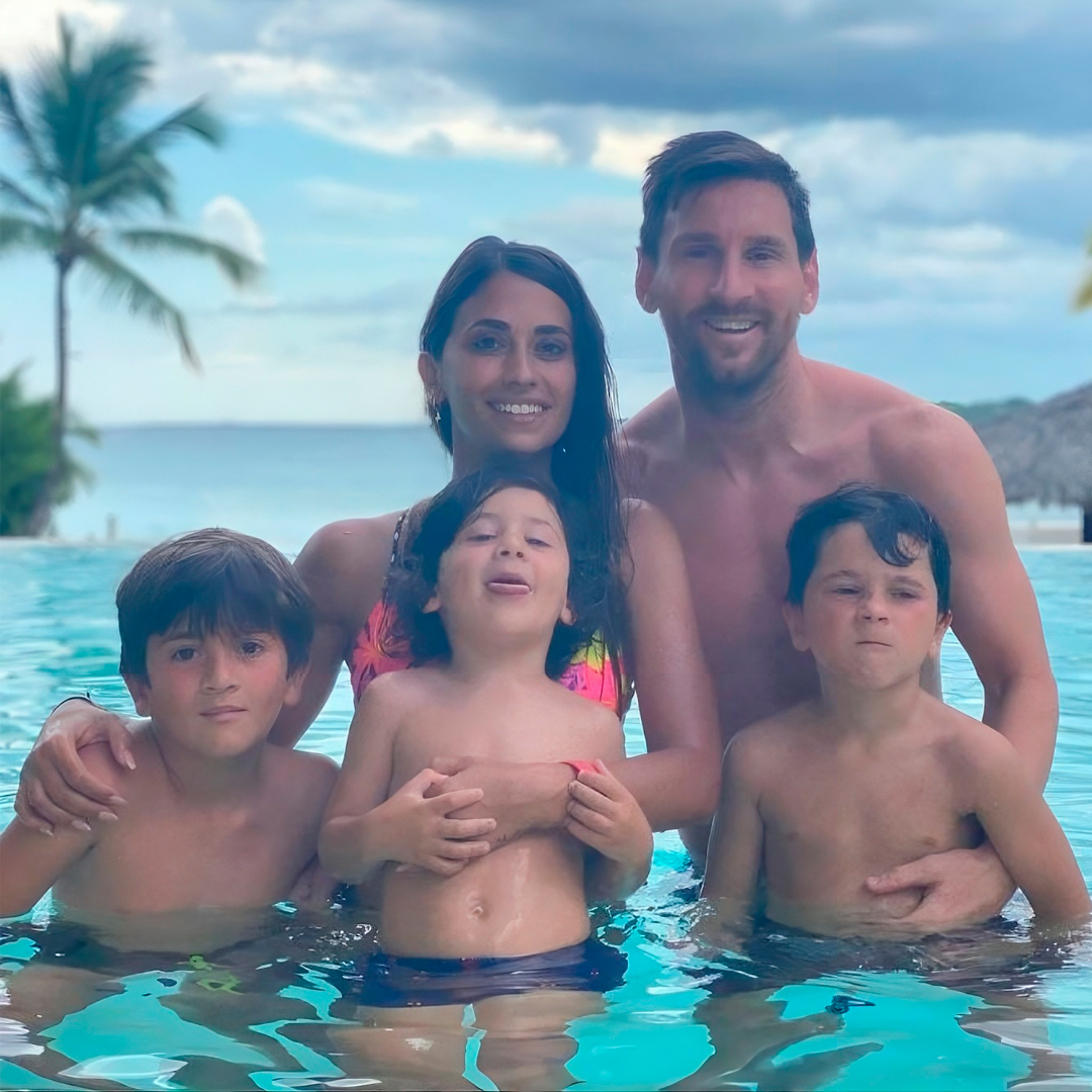 Messi, Mbappé, Jennifer López y muchas otras celebridades tienen algo en común: @casadecampodr 🌊
El resort más exclusivo del Caribe se ha convertido en el refugio favorito de estrellas del deporte, la música, el entretenimiento y líderes internacionales. Golf de clase mundial, playas paradisíacas, gastronomía de excelencia y privacidad absoluta explican el fenómeno.
Además de elegir Casa de Campo para descansar, varias figuras cuentan con propiedades dentro del exclusivo resort de República Dominicana 🏡🇩🇴.
#CasadeCampoResort #RepublicaDominicana