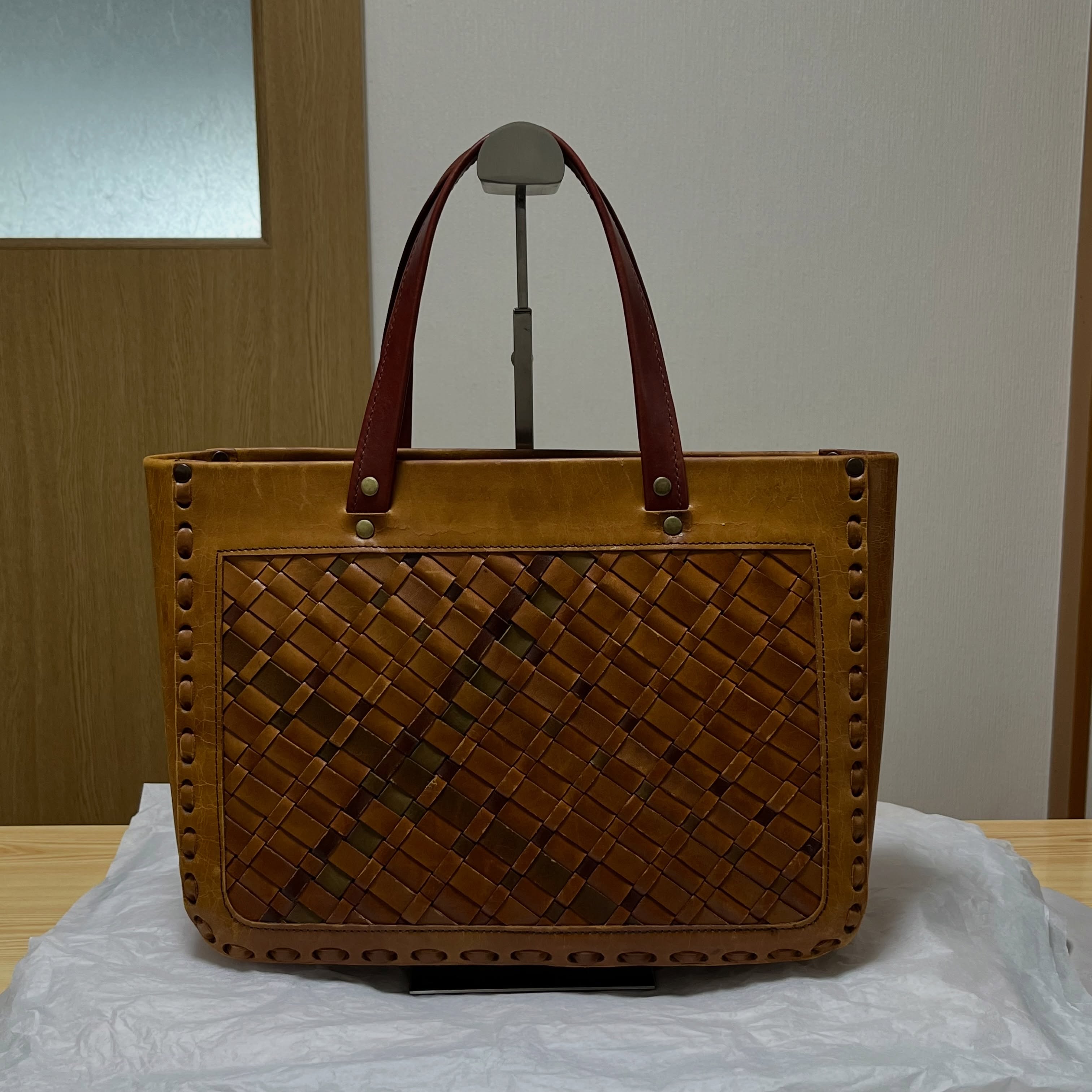 (๑╹ω╹๑ )
バッグ持ち手交換
長年の使用で劣化した持ち手を
バッグに合う色にして作製交換
前よりハイカラになったと
ご満足いただけました!
昔にバッグ職人が作った品物で
とても手が込んでて
素敵なデザインのバッグです☆
-----------------------------------
ハイカラって言葉
懐かしいー!
靴・バッグ・お財