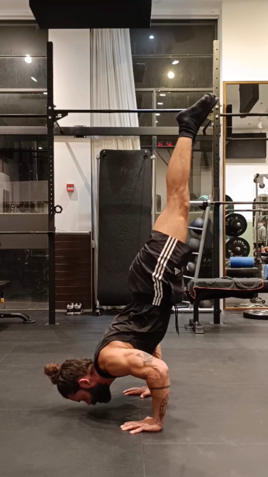 Handstand push-up
#hspu #calisthenics #bodyweight #handstand #pushups #training