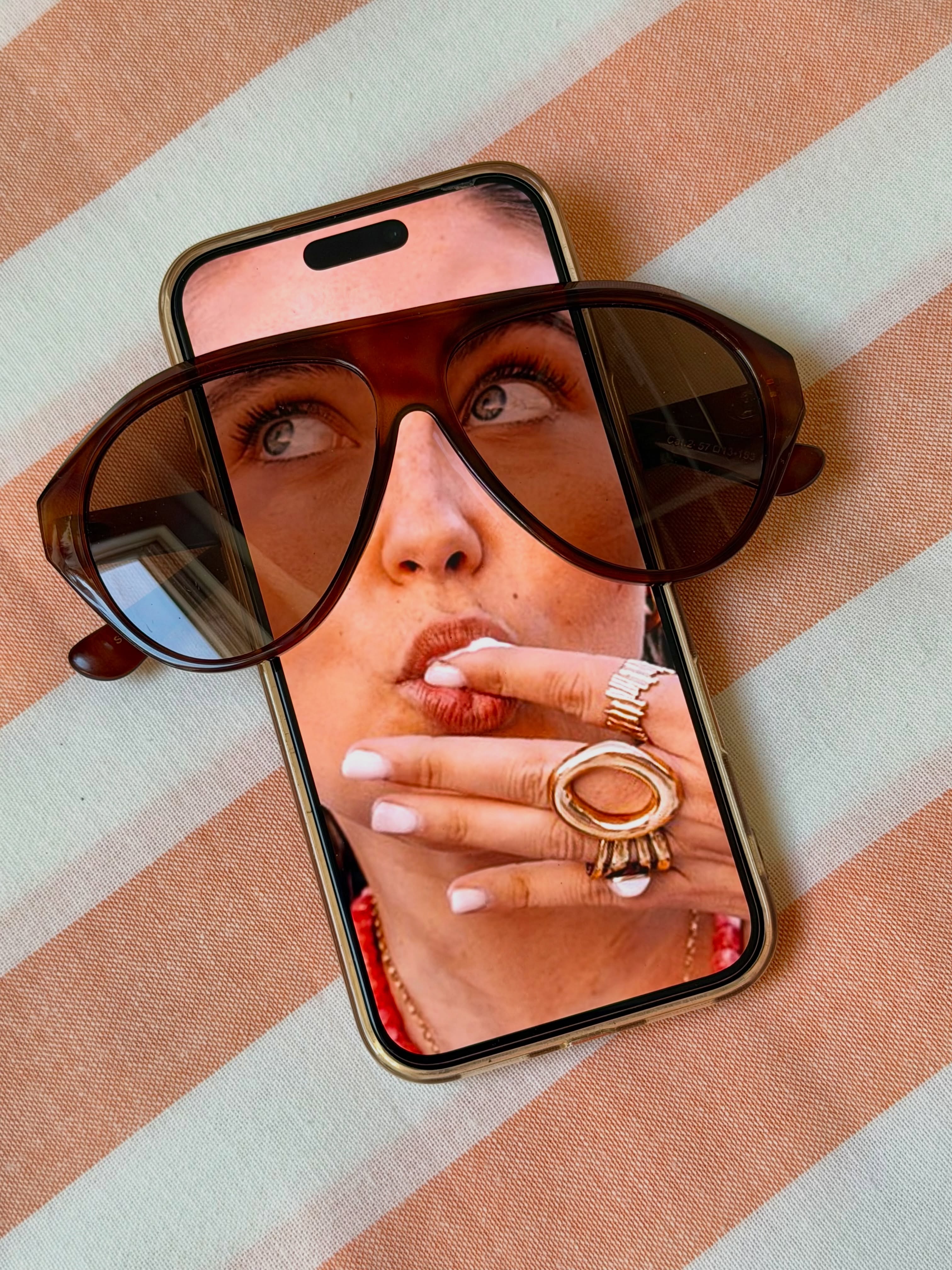New Julia sunnies! 🌞We hebben weer heel wat leuke zonnebrillen binnen. Van beach days tot terrasjes in de stad, ze zijn de perfecte finishing touch voor elke outfit! 🫶🏽
Allemaal aan €19.95!
www.juliabybb.com
#juliabybb #juliaturnhout #zonnebrillen #summerseason #new