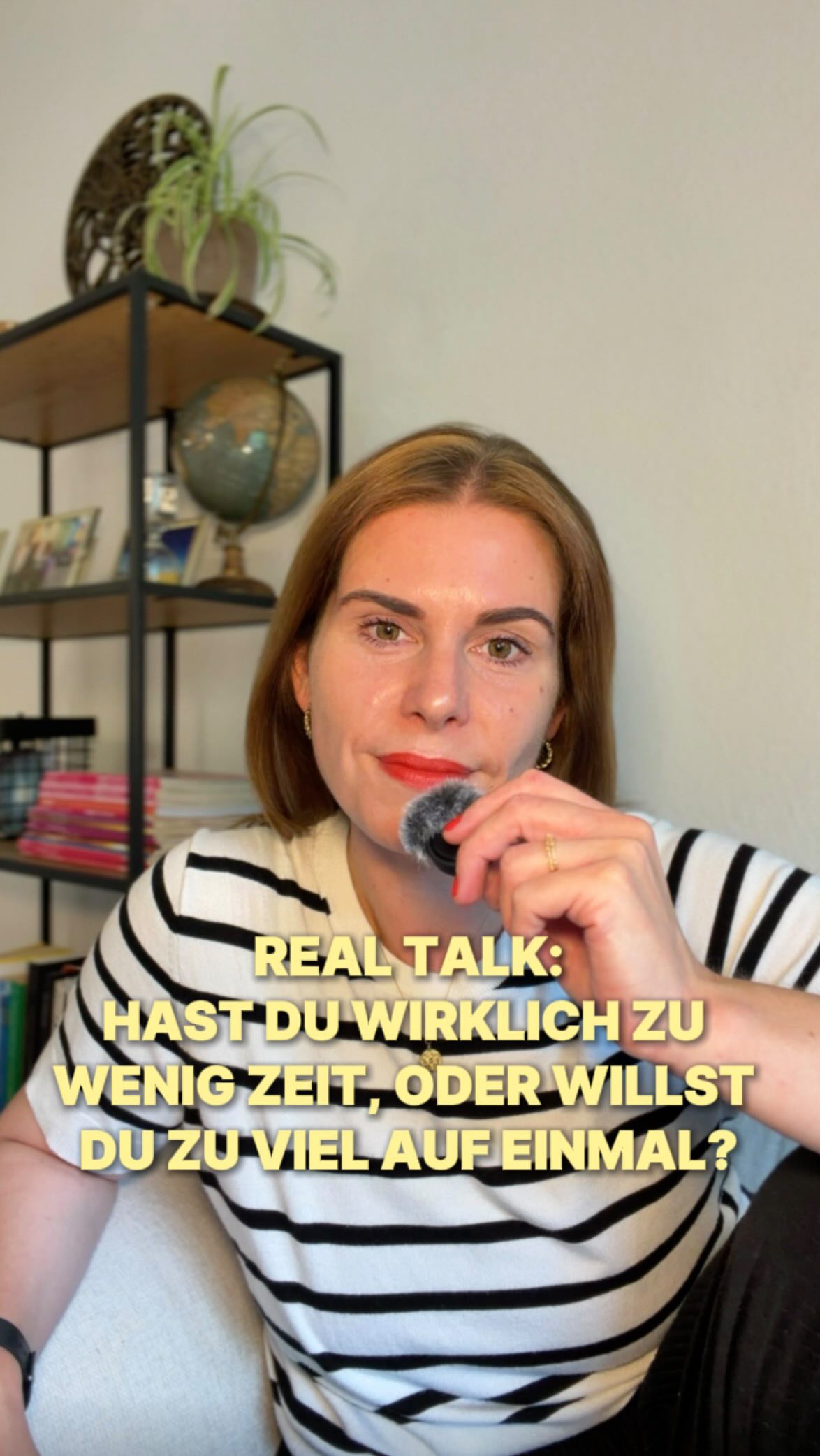 Ich habe keine Zeit“ ist eine Ausrede 🫣
Der Satz „Ich habe keine Zeit“ ist eine gefährliche Lüge, die wir uns selbst erzählen. Am Ende hat der Tag für uns alle genau 24 Stunden. Es ist keine Frage der Zeit, sondern immer eine Frage der Selbstführung und der Prioritäten. Zeitmanagement ist Selbstfürsorge. Es geht darum, die Verantwortung für deine Stunden wieder komplett selbst zu übernehmen.
💡 Zwei Perspektiven für dich:
⮕ Wenn du sagst, du hast für etwas keine Zeit, bedeutet das übersetzt einfach nur: Es ist dir aktuell nicht wichtig genug. Das ist okay, aber sei ehrlich zu dir selbst.
⮕ Solange du deine Zeit nicht bewusst verplanst, tun es die anderen für dich. Du bremst dich so lange selbst aus, bis du anfängst, deine Termine mit dir selbst radikal zu schützen.
💭 Für deine Reflexion:
⮕ Bei welchem Thema nutzt du den Satz „Ich habe keine Zeit“ aktuell als Ausrede, um nicht ins Handeln zu kommen?
⮕ In welchen Situationen ertappst du dich am häufigsten bei dieser Ausrede und was blockiert dich in diesem Moment wirklich?
Schreib mir deine Gedanken dazu in die Kommentare↓↓↓
🔗 Checke sehr gerne den Link im Profil für Coaching Tools, kostenlose Downloads und Inspirationen über den Blog und Podcast. 🔝
📌 Speichere dir gern das Video für später und folge mir gerne für mehr.
#zeitmanagement #selbstführung #prioritäten #selbstfürsorge #glaubenssätze