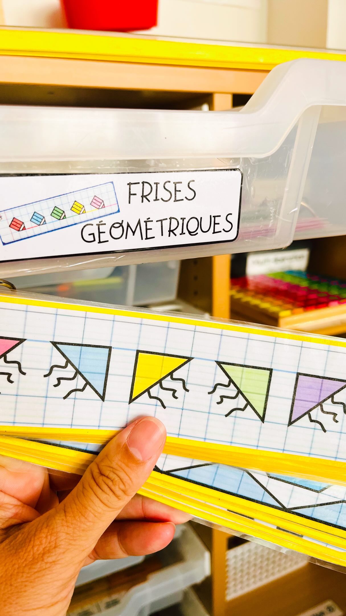 M•E•U•B•L•E D•E M•A•T•H•S
▶️ Et toi, qu’est ce que tu as dans ton matos de maths en CM ?
Si tu souhaites que je dépose les étiquettes sur le blog, rdv dans les commentaires !
J’ai trié mon matériel de maths cette semaine et j’ai eu besoin de refaire mes petites étiquettes car tout ne correspondait plus alors je les ai « pimpées » comme celles de mon armoire !
J’ai aussi du matériel de manipulation disponible sur les étagères autour des tiroirs, je pourrais vous montrer si vous le souhaitez.
Merci à @charivarialecole pour ses belles frises que l’on voit dans la vidéo 😘, mais j’ai aussi celles de @lutinbazar et @laclassedevivi.fr 🥰 !
Bon dimanche !
Plus qu’une semaine 💪
Maitresselili_lh ✨
#maitresselililh #teampe #cm2 #cm1 #maitresse