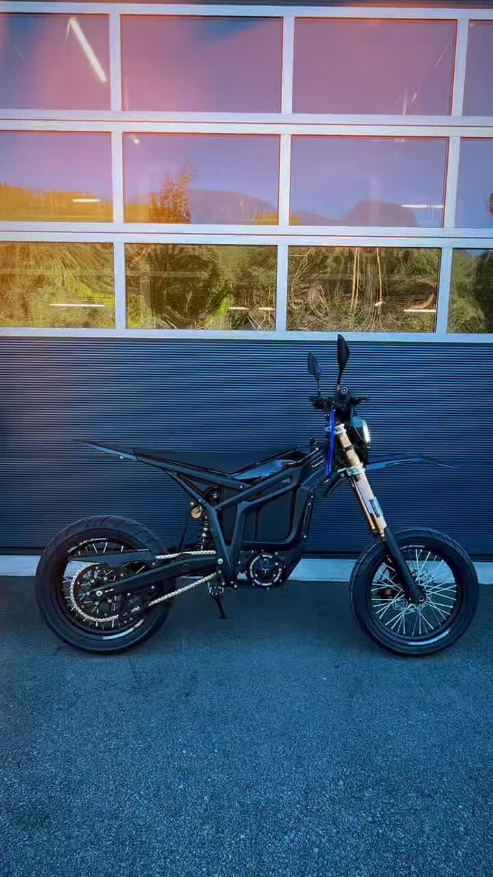 ⚡ JETZT NEU – DIE TALARIA KOMODO TL6000 ALS SUPERMOTO! 🏍️🔥
Mehr Style. Mehr Grip auf Asphalt. Mehr Fahrspaß.
Die neue Talaria Komodo TL6000 Supermoto vereint brachiale Leistung mit präzisem Handling und einem aggressiven Look.
⚡ Bis zu 32 kW Spitzenleistung
⚡ 754 Nm Drehmoment
⚡ 0–50 km/h in nur 1,9 Sekunden
⚡ Bis zu 105 km/h Höchstgeschwindigkeit
⚡ Straßenzulassung (L3e) – Fahrbar ab 16 Jahren
✅ PNEUSCENTER GmbH in Rodeneck ist der offizielle Talaria-Vertragshändler für Südtirol.
Bei uns erhältst du:
✔ Verkauf
✔ Kompetente Beratung
✔ Professionellen Service
✔ Eigene Werkstatt
✔ Ersatzteile & Zubehör – alles aus einer Hand.
📍 PNEUSCENTER GmbH
Rienzstraße 21 – Handwerkerzone St. Pauls
39037 Rodeneck (BZ) – Südtirol
📞 +39 0472 888048
📲 WhatsApp: +39 348 6966069
🌐 www.pneuscenter.com
#Talaria #TalariaKomodo #KomodoTL6000 #supermoto