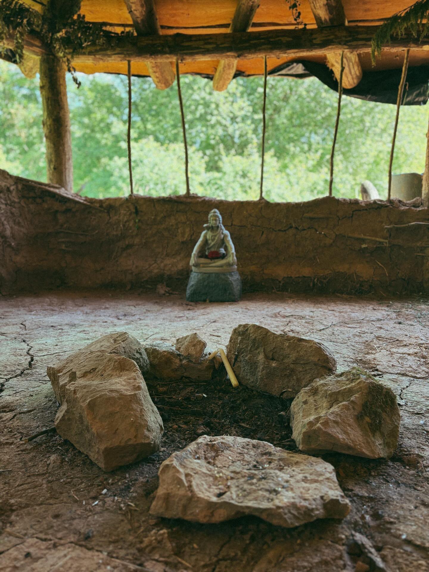 It’s one week since our first Sweatlodge @knottedroots_veggiesandfruits 🔥🔥
Still feeling the energy & potency of this beautifully simple but powerfully ancient ceremony on such nurturing & holding land
So much gratitude to the wisdom keepers who have kept this tradition alive.
Our next one is 12th September…..
Find out more about our Sweatlodge via 🔗 in bio
@junglecub11 @sallysmiles
#sweatlodge #sweatlodgeceremony #sweatlodgeuk #shamanicjourney