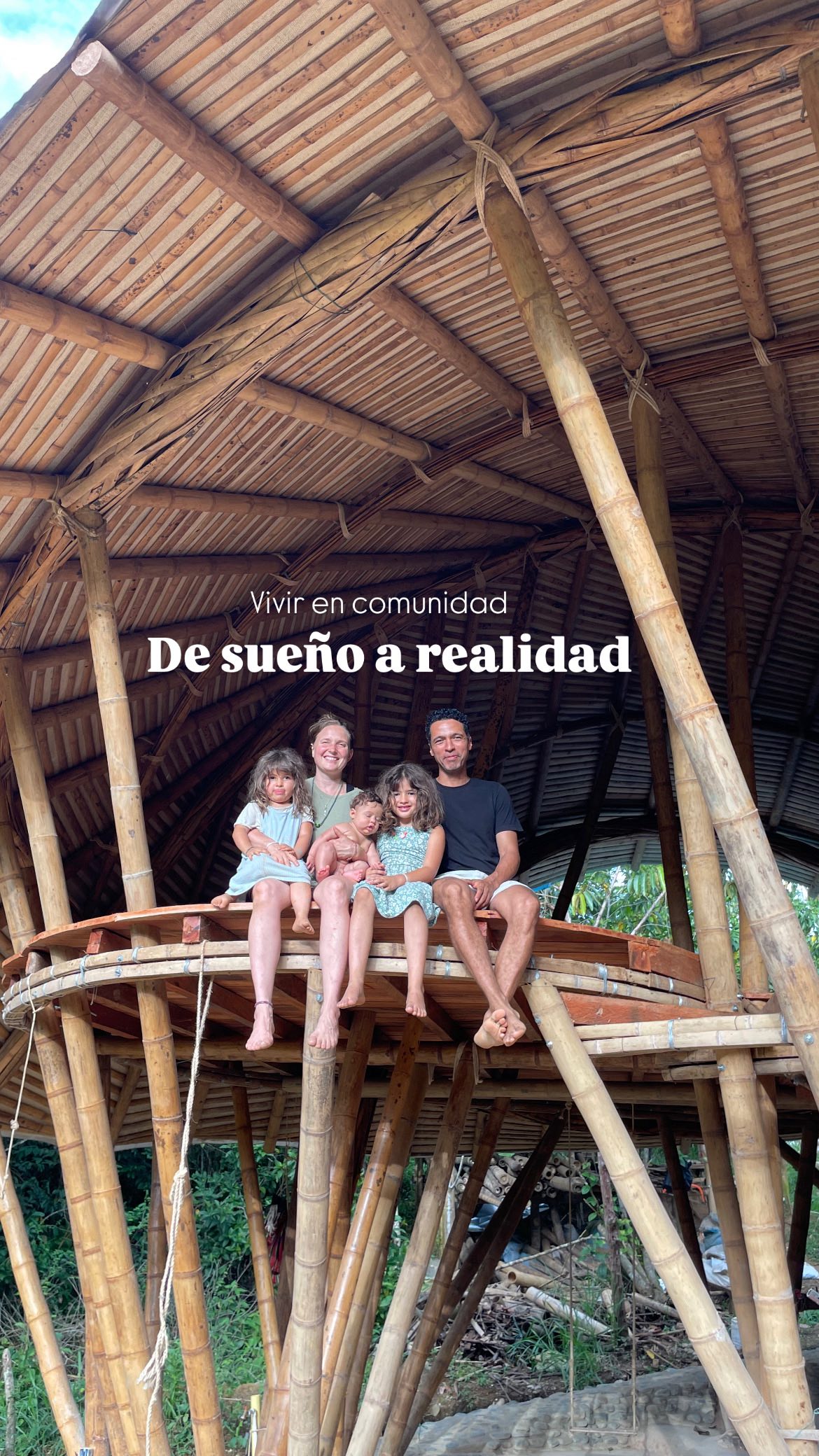 Hace unos años, esto era principalmente un sueño compartido alrededor de mesas, fuegos y caminatas por la tierra.
Preguntas como:
¿Y si los vecinos se conocieran de verdad?
¿Y si los niños crecieran rodeados de naturaleza?
¿Y si la creatividad, la belleza y la comunidad formaran parte de la vida cotidiana?
Hoy, ese sueño está echando raíces.
En este video, algunos de nuestros vecinos comparten cómo ha sido formar parte del nacimiento del Bamboo Village: personas que decidieron dar un paso hacia una forma diferente de vivir y que hoy ayudan a dar forma a lo que este lugar está llegando a ser.
La aldea sigue evolucionando. Seguimos aprendiendo, celebrando pequeños logros, enfrentando desafíos y explorando qué significa vivir en una relación más profunda con la tierra y entre nosotros.
La visión espacial de casas de bambú inmersas en el bosque no es un fin en si mismo, sino que es un camino hacia...
Las amistades.
Las comidas compartidas.
Los círculos de canciones.
Los niños corriendo descalzos entre los hogares.
La sensación de que otra forma de vivir podría ser posible.
Hace unos años, esto era solo un sueño...hoy, está comenzando a hacerse realidad.
¿Y tú? ¿Qué sueño estás cultivando?
Nos encantaría leerlo en los comentarios.