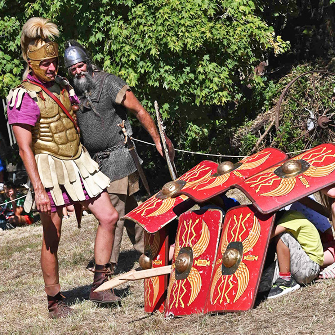 Apprentissage de la célèbre formation en tortue (testudo), maniement du bouclier, esprit d'équipe et immersion dans le quotidien des légionnaires : une activité ludique pour découvrir l'histoire autrement.
#imperiumanticum #romeantique #histoirevivante #reconstitutionhistorique #animationenfants #patrimoine