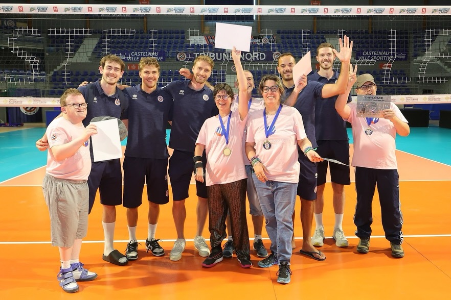 🧡ESPOIR ORANGE & RÊVE BLEU💙
Un moment très attendu dans A BLOCK EN MAI,
La remise des médailles par nos joueurs et le coach 🤩
#volleyball #mhscvb #handicap #player #medal
©️ @chort_fabrice