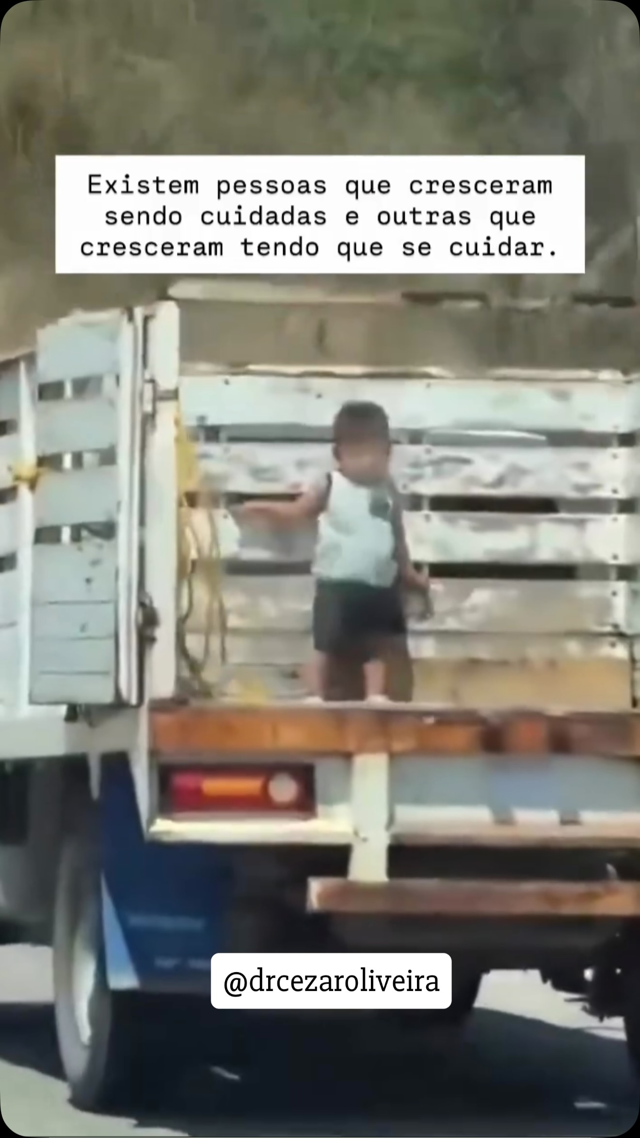 Existem pessoas que cresceram sendo cuidadas.
E existem aquelas que cresceram aprendendo a cuidar de si mesmas.
Desde cedo, precisaram ser fortes, resolver problemas, controlar emoções e seguir em frente.
O cérebro se adapta a essa realidade. Desenvolve autonomia, resiliência e independência.
Mas, muitas vezes, também aprende a viver em estado de alerta, acreditando que pedir ajuda é sinal de fraqueza.
A verdadeira força não está apenas em suportar tudo sozinho.
Está em reconhecer quando é hora de descansar, confiar e permitir-se ser cuidado também.
Porque sobreviver é diferente de viver.”
🧠 Cuidar do cérebro também é aprender a equilibrar força e vulnerabilidade.
Cezar Oliveira
Cérebro e Coluna Regenerativa
#SaúdeMental #Neurociência #Resiliência #CérebroRegenerativo #Autocuidado BemEstarEmocional Neuroplasticidade CezarOliveira BioquestClinic