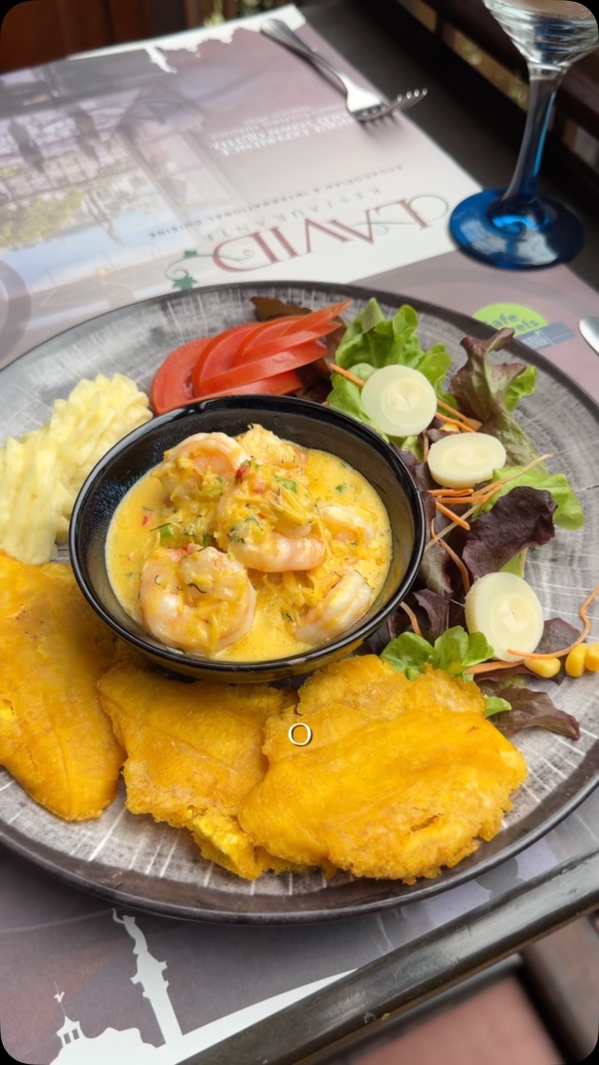 ¿Técnica europea o sabor ecuatoriano? En La Vid Restaurante enfrentamos dos mundos: langostinos flambeados al brandy y encocado esmeraldeño con raíces afroecuatorianas. Historia, sabor y gastronomía en el Centro Histórico de Quito.
#LaVidRestaurante #CentroHistoricoQuito #RestaurantesQuito #GastronomiaEcuatoriana #Encocado Langostinos ComidaEnQuito QuitoEcuador FoodieQuito DondeComerEnQuito