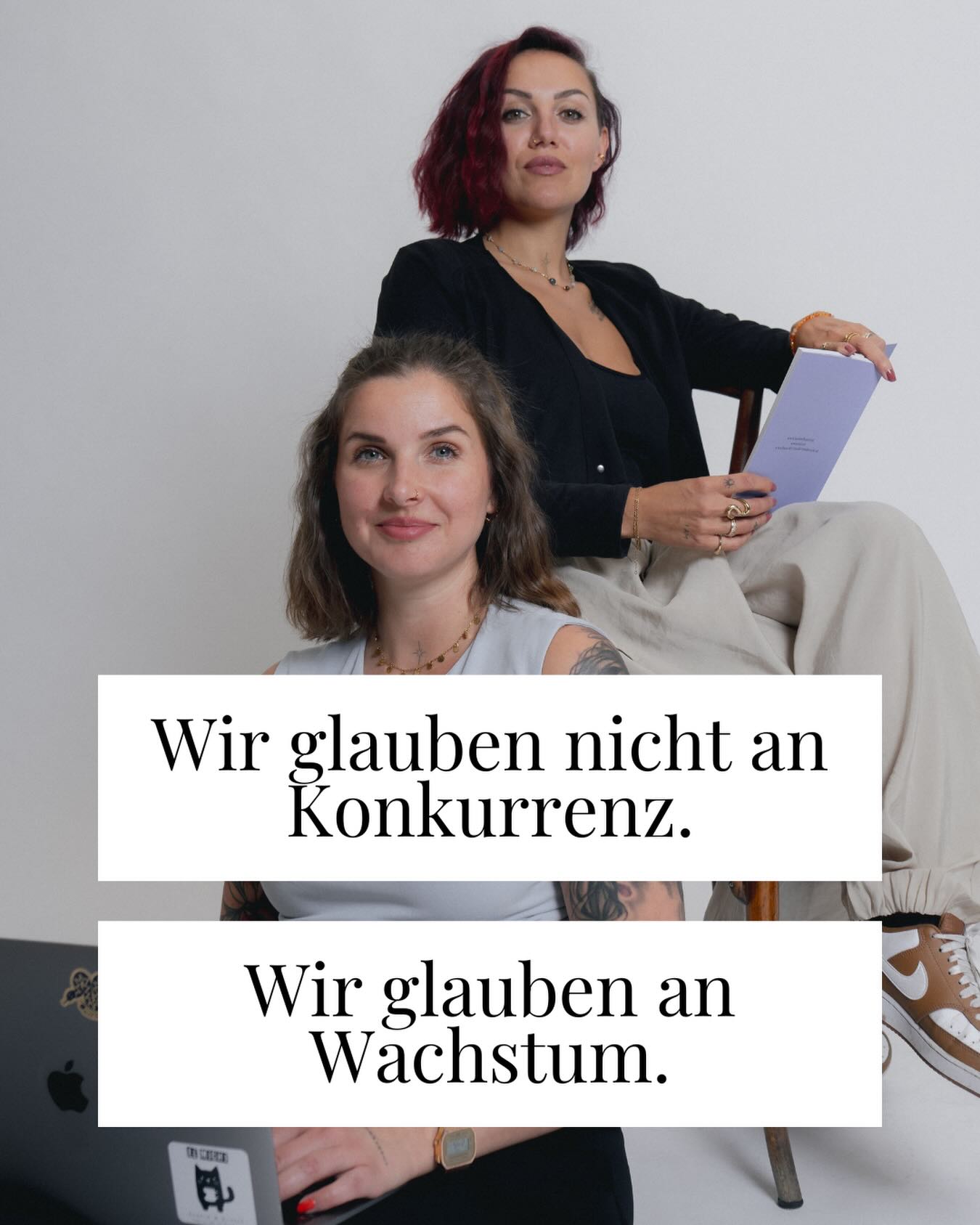 Während alle Unternehmen im Konkurrenzkampf sind und ihre Preise gegenseitig nach unten drücken, geht’s in unserer Welt darum, dass Frauen ihre Preise nach und nach anheben und sich gegenseitig unterstützen.
Der Preis hängt 1:1 mit deinem eigenen Selbstwert zusammen. Wir wurden jahrelang darauf trainiert, uns selbst kleiner zu machen als wir sind. Sei es durch die eigene Familie, die Gesellschaft, das Patriarchat.
Viele Frauen glauben, sie müssten zuerst besser, erfahrener oder erfolgreicher werden, bevor sie ihre Preise erhöhen dürfen.
Wir wissen: je mehr eine Frau innerlich wächst, desto leichter fällt es ihr, für ihre Arbeit den Preis zu verlangen, den sie wirklich verdient.
Ein Business aufzubauen ist die größte Persönlichkeitsentwicklung! ❤️🔥