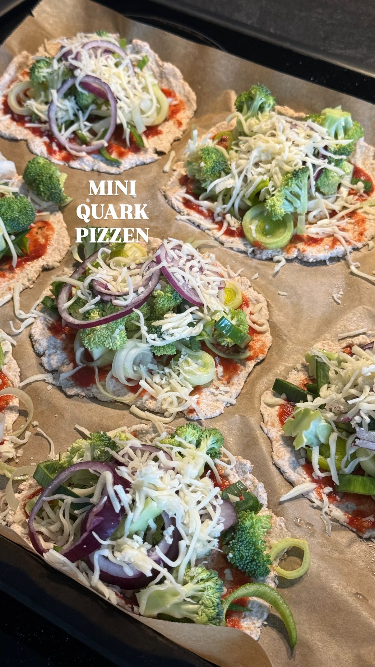 Proteinreich, ballaststoffreich, so wenige Zutaten & einfach nur so so lecker! Probiert es unbedingt mal aus!!🤩⚽️
Perfekt, wenn es dir schwer fällt auf deine Proteine zu kommen! Und natürlich darfs auch „normale“ Pizza sein & die gehört auch dazu, aber der Vorteil hierbei ist der hohe Anteil an Protein! (& der Geschmack 😜)
🍕 REZEPT MINI-QUARK-PIZZEN
Für den Teig (4-5 Bleche mit ca. je 8 Mini-Pizzen):
1kg Magerquark
600g Dinkelvollkornmehl
2 TL Salz
1 Tüte Backpulver
Toppings:
1 Brokkoli
1 Lauch
2-3 rote Zwiebeln
2 Pck. geriebener Käse
Für die Soße:
1 Flasche passierte Tomaten
2 Knoblauchzehen
Salz, Pfeffer
Italienische Kräuter
Im Backofen ca. 18-20 Min. (je nach Ofen) bei 180°C Umluft backen. ENJOY!!🥳🍕🍕🍕
#sporternährung #ernährungsberatung #proteinreich #rezept