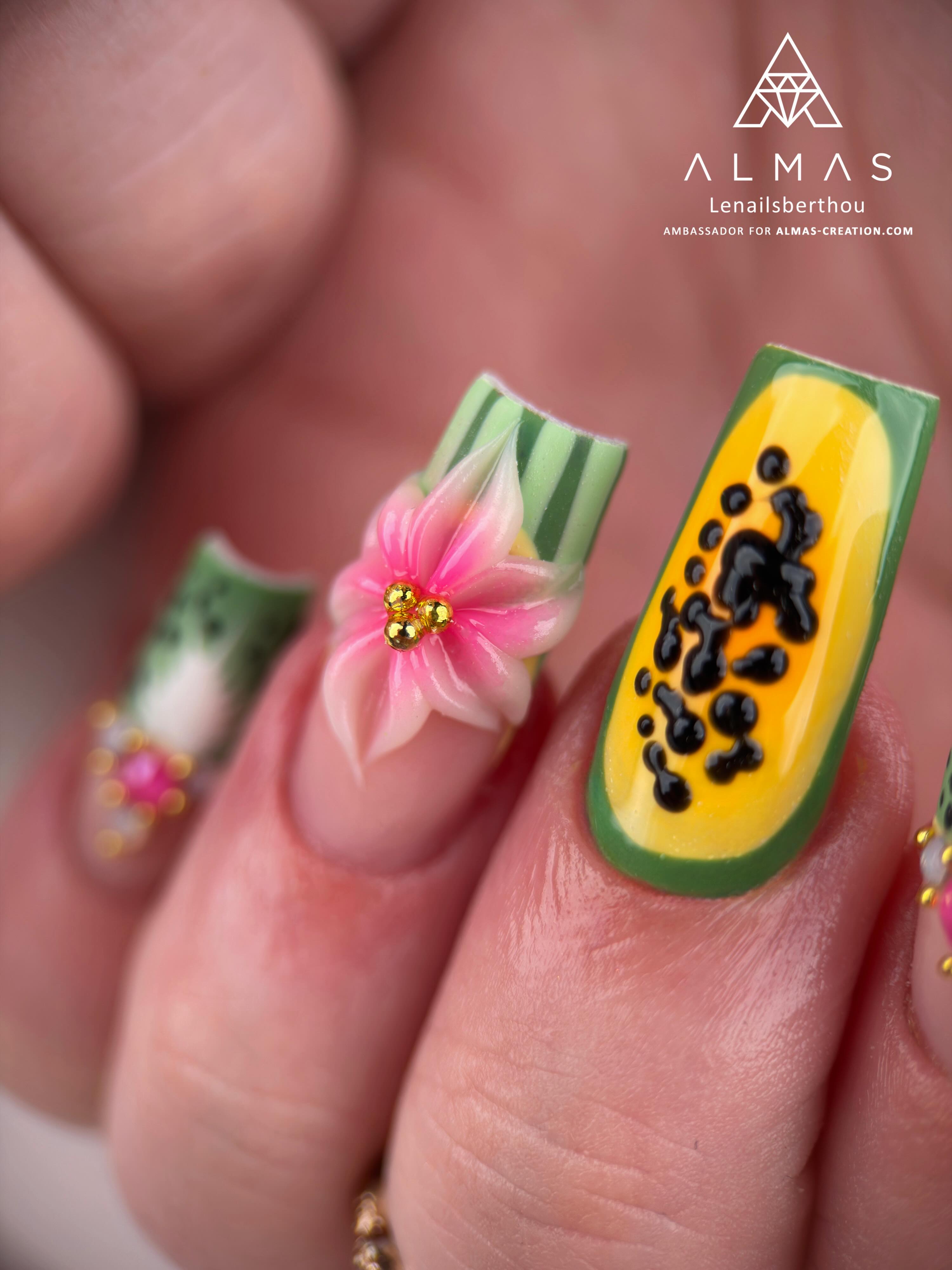 Un effet fruité, un autre floral, des compositions de strass… si vous aimez la richesse du travail de Léna, commentez cette publication avec le smiley de votre choix! 🤩
Pour ce remplissage, elle a utilisé le builder Soft Cover 3, les vernis Pale Green/Butter/Basil/Hibiscus, le color gel Neon Mandarine, les paints Snow White/Black Storm, le 3D gel Sculptura Milky, les micro-billes caviar Gold (S/M) et les finitions Crystal Shine et Velvet Top Coat!
#summernails #coffinnailshape #fruitnails #flowernails #frenchnail