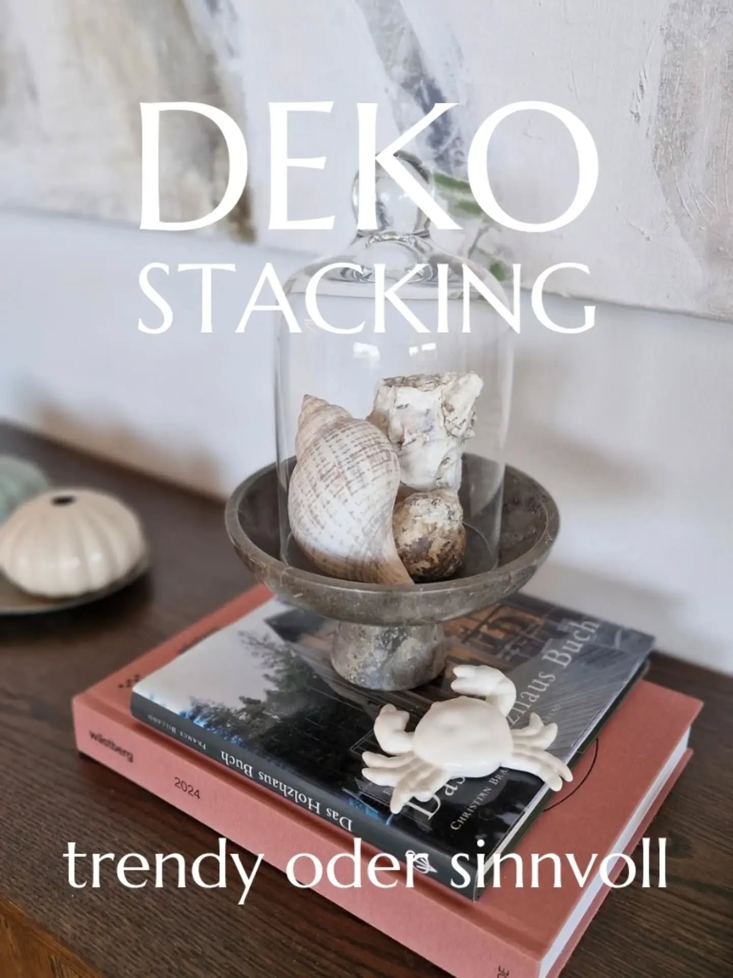 Deko-Stacking ist mehr als nur gestapelte Deko: Durch unterschiedliche Höhen, Materialien und Ebenen entsteht ein harmonischer Blickfang, der Wohnräume sofort hochwertiger wirken lässt. Statt Dekoteile einzeln zu verteilen bekommen sie eine Bühne und es entsteht ein ruhiges Arrangement, dass dennoch Spannung und Kontraste bietet. Und es lässt sich viel leichter umsetzen, als man denkt!
#dekorieren #dekoideen